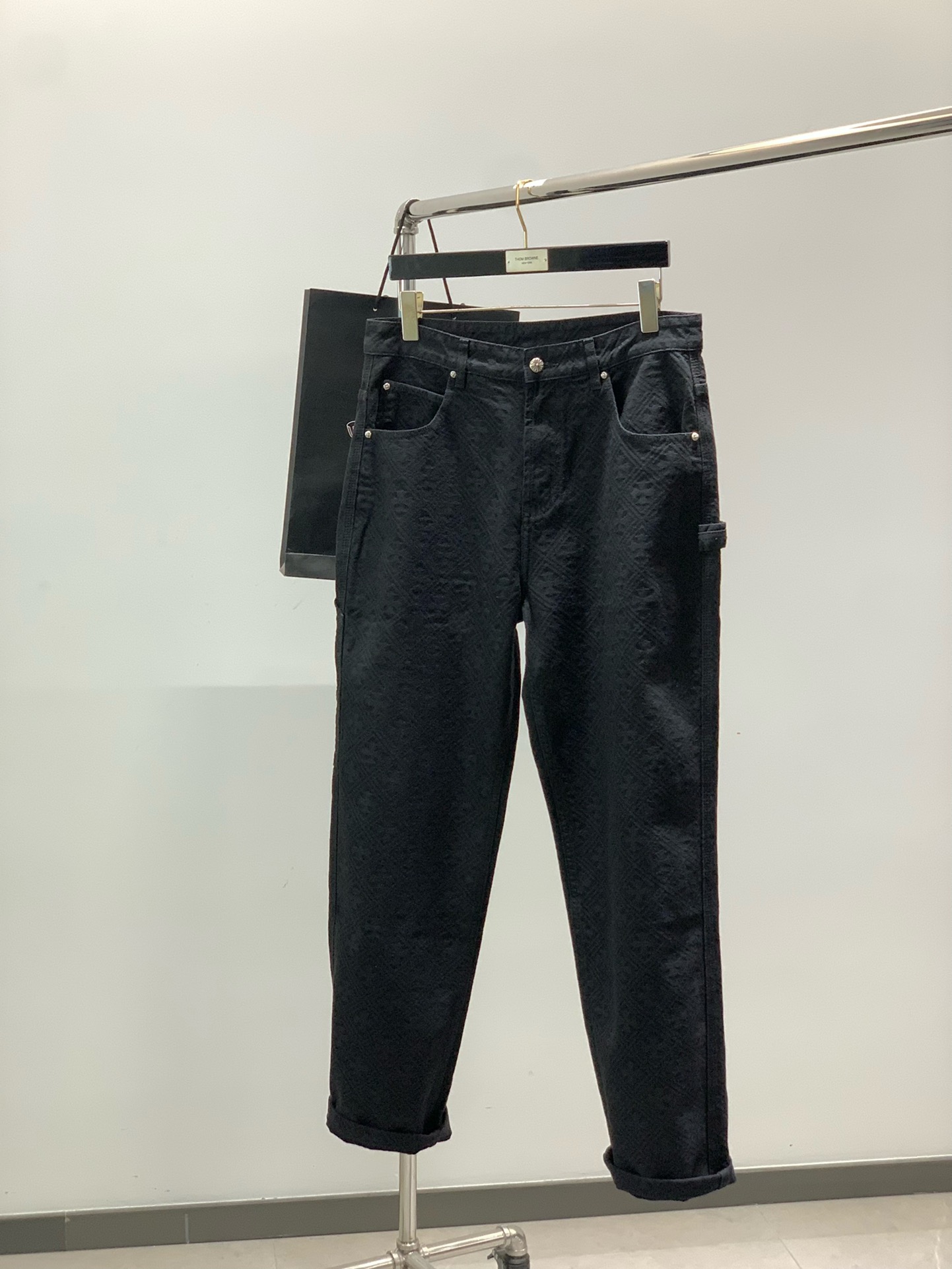 NO:611030,, Chrome Hearts, 2025 autumn and winter new products, available at counters simultaneously, original goods, fashionable casual washed jeans, using imported original fabrics, top-quality jacquard crafts letter pattern logo, original hardware accessories decoration, unique design, fashionable and handsome upper body, size M-3XL,,chrome hearts,chrome hearts,jeans,alexander wang19860909,Chrome Hearts 克罗心,2025秋冬新品,专柜同步有售,原单狠货,时尚休闲水洗牛仔裤,采用进口原版面料,顶级提花工艺字母图案logo,原版五金辅料装饰,独特设计,上身时尚帅气,码数M-3XL,,chrome hearts,chrome hearts,jeans,alexander wang,Men's clothing