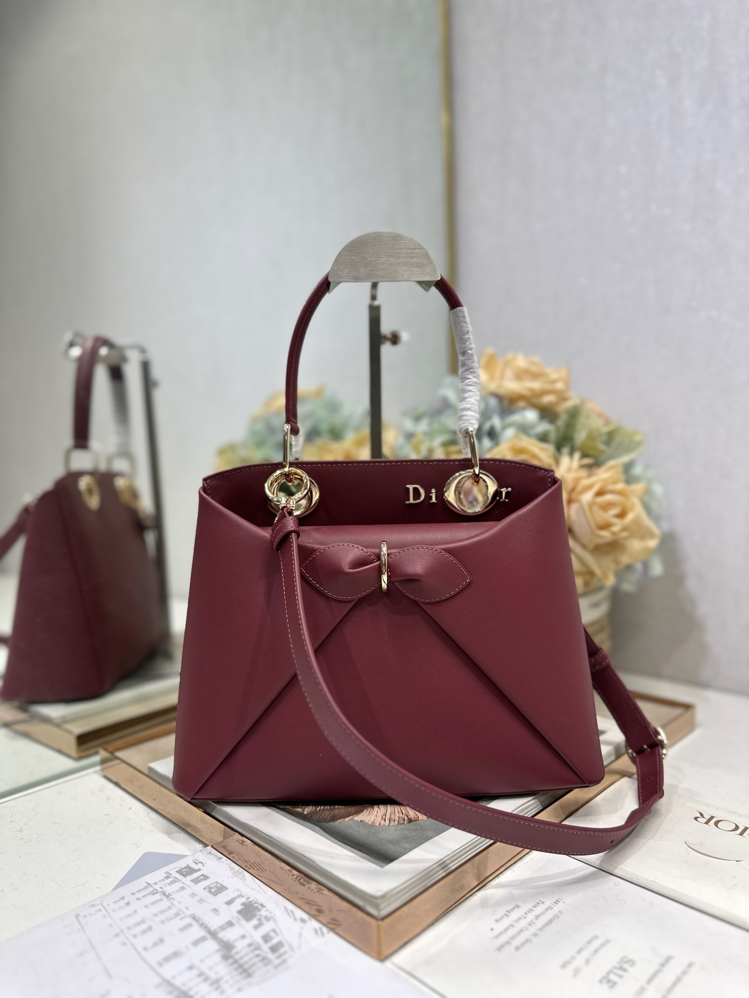NO:770985,Dior 2026 spring and summer new product #Bow Knot Handbag 'Burgundy' has a newly designed silhouette and shape, rich color matching, and is suitable for many people!  Just the right balance between exaggeration and elegance!  Its design is inspired by the Cigale dress designed by Mr. Dior ~ the three-dimensional trapezoidal body + single handle, the shape has an elegant and majestic tone. The appearance of the bag is relatively low-key, with almost no obvious big logo. Looking closer, it turns out that Anderson has integrated the Dior letter logo and the round hole of the bag handle. The bag is recognizable, and it is not ostentatious at all. The whole bag exudes a sense of quiet luxury!  It is worth mentioning that this bag is also equipped with a long leather shoulder strap. Especially when traveling, you can put on the long shoulder strap, which not only frees your hands, but also makes people relaxed and casual~ Model 0737 Size 28*10*22 (length*width*height), Dior, dior, dior19860909Dior 2026 春夏新品#蝴蝶结手提包「酒红色」 新设计的轮廓与造型,配色 丰富,适配多人！在夸张与优雅之间恰到好处！它的设计灵感源于迪奥先生设计的 Cigale礼服~立体的梯形包身+单手柄,造型自带优雅大气的腔调.包包的外观比较低调,几乎没有什么明显的大Logo.离近点再看,才发现原来Anderson把Dior字母Logo和包包提手的圆孔融合到了一起. 包包既有辨识度,也完全不是张扬挂的,整体散发着那种不动声色的高级感！值得一提的是,这款包还搭配了一条皮质长肩带.尤其出门旅行的时候就可以换上长肩带,既解放了双手,还衬得人轻松又随性~ 型号0737 尺寸28*10*22（长*宽*高）,迪奥,dior,dior,Bag