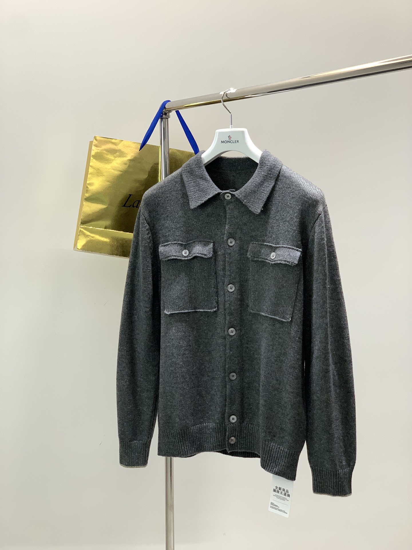 NO:608892,, Italian Divine Lion, fashion brand, new products for autumn 2025, fashionable casual knitted cardigans and sweaters, available at counters simultaneously, original orders, imported original fabrics, unique design, elegant and advanced color matching, remarkable interior details, top knitting technology letter pattern logo, extremely high grade, comfortable and breathable, handsome upper body, 2 colors recommended, size M-3XL,, sweaters, alexander wang19860909,意大利神狮,时尚品牌,2025秋季新品,时尚休闲针织开衫毛衣,专柜同步有售,原单狠货,采用进口原版面料,独特设计,配色高雅高级,内里细节可圈可点,顶级针织工艺字母图案logo,档次极高,舒适透气,上身帅气,2色推荐,码数M-3XL,,sweaters,alexander wang,Men's clothing