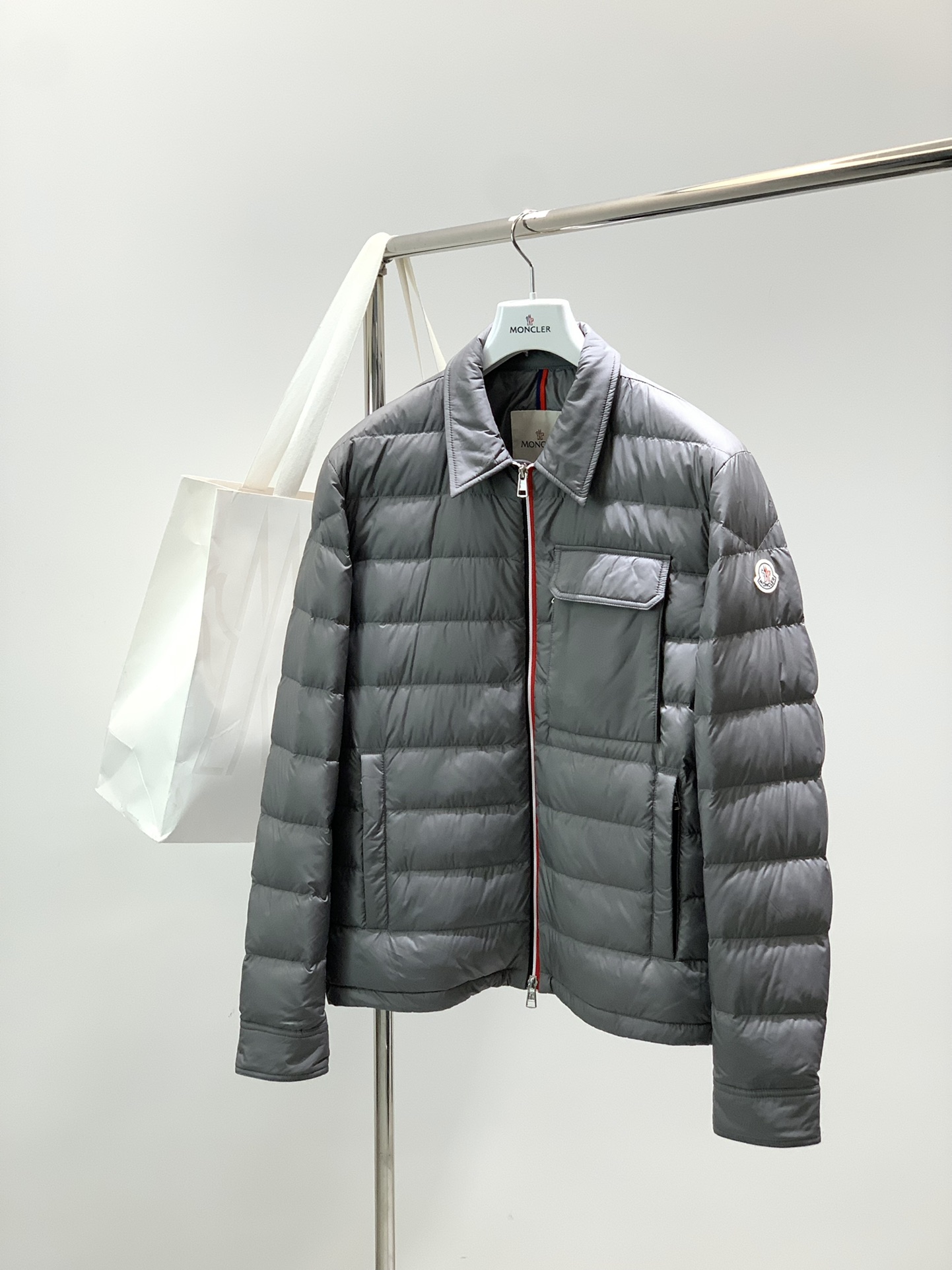 NO:608846,, Mouthless lapel thin shirt down jacket Material 90 white duck down Suitable for seasons Spring, Autumn, Winter Collar type lapel Sleeves long sleeves Regular sleeves Regular length Fitted style Other thickness Regular size 1-5 Size chart 1 Bust 114 Clothing length 63 Sleeve length 66 2 Bust 118 Clothing length 65 Sleeve length 67 3 Bust 122 Clothing length 67 Sleeve length 68  4 Bust 126 Clothing length 69 Sleeve length 69 5 Bust 130 Clothing length 71 Sleeve length 70,,Moncler,shirts,down jacket,alexander wang19860909,蒙口 翻领薄款衬衫羽绒服 材质 90白鸭绒 适用季节春 秋,冬 领型翻领 袖长长袖 袖型常规袖 衣长常规 版型合身 款式其他 厚度常规 尺码 1-5 尺码表1胸围114衣长63袖长66 2胸围118衣长65袖长67  3胸围122衣长67袖长68  4胸围126衣长69袖长69  5胸围130衣长71袖长70,,Moncler,shirts,down jacket,alexander wang,Men's clothing