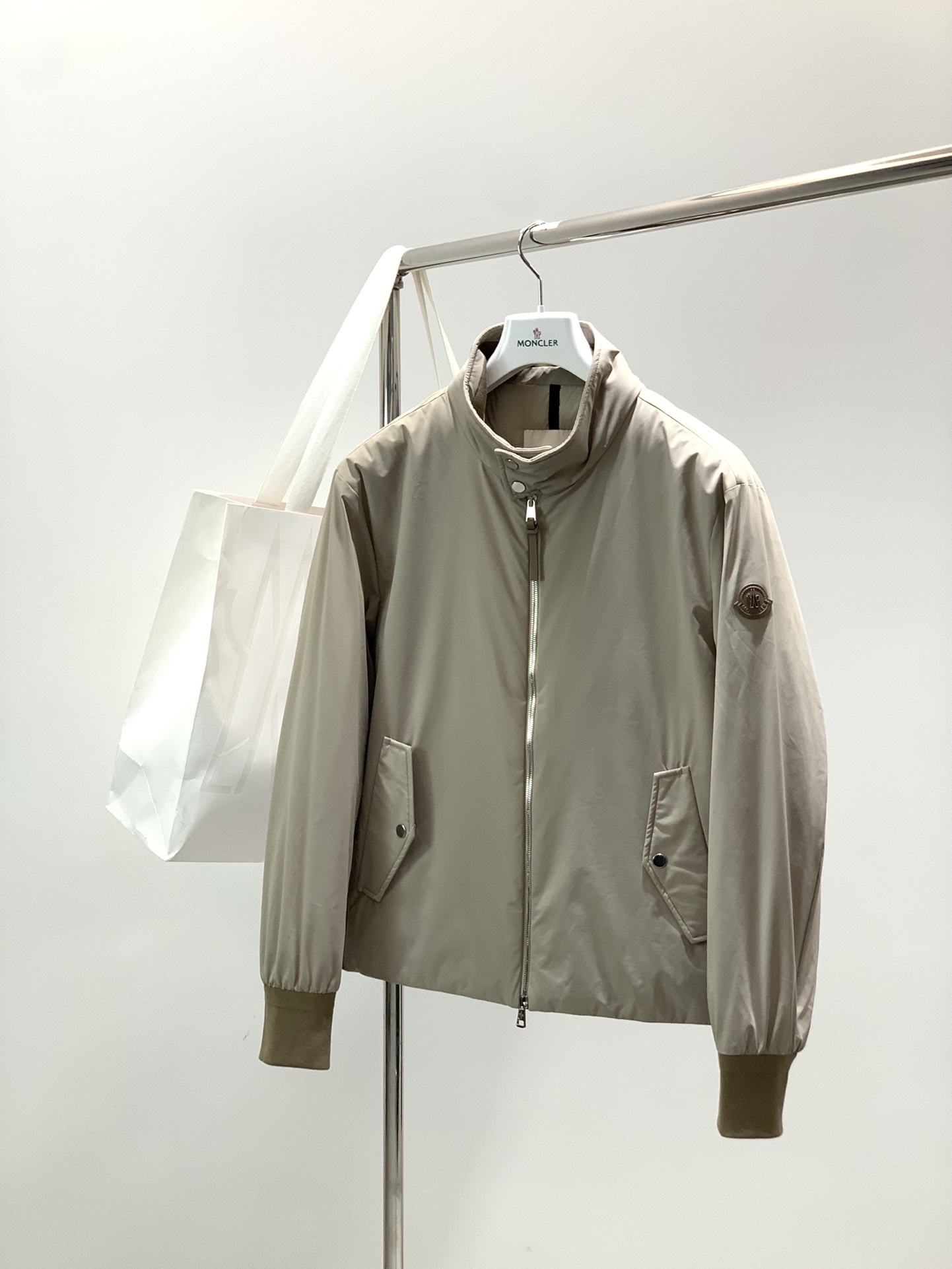 NO:608825,, Mouth-mounted stand-collar down jacket Material 90 white duck down Suitable for seasons Spring, Autumn, Winter Collar-type stand-up collar Sleeves long sleeves Regular sleeves Regular length Fitted styles Other thickness Regular size 1-5 Size chart 1 Bust 112 Shoulder width 49 Clothes length 64 Sleeve length 64 2 Bust 116 Shoulder width 51 Clothes length 66 Sleeve length 65  3 Bust 120 Shoulder 52 Length 68 Sleeve 66 4 Bust 124 Shoulder width 53 Clothes length 70 Sleeve length 68 5 Bust 128 Shoulder width 54 Clothes length 72 Sleeve length 69,,Moncler,down jacket,alexander wang19860909,蒙口 立领羽绒服 材质 90白鸭绒 适用季节春 秋,冬 领型立领 袖长长袖 袖型常规袖 衣长常规 版型合身 款式其他 厚度常规 尺码 1-5 尺码表1胸围112肩宽49衣长64袖长64 2胸围116肩宽51衣长66袖长65  3胸围120肩52衣长68袖长66  4胸围124肩宽53衣长70袖长68  5胸围128肩宽54衣长72袖长69,,Moncler,down jacket,alexander wang,Men's clothing