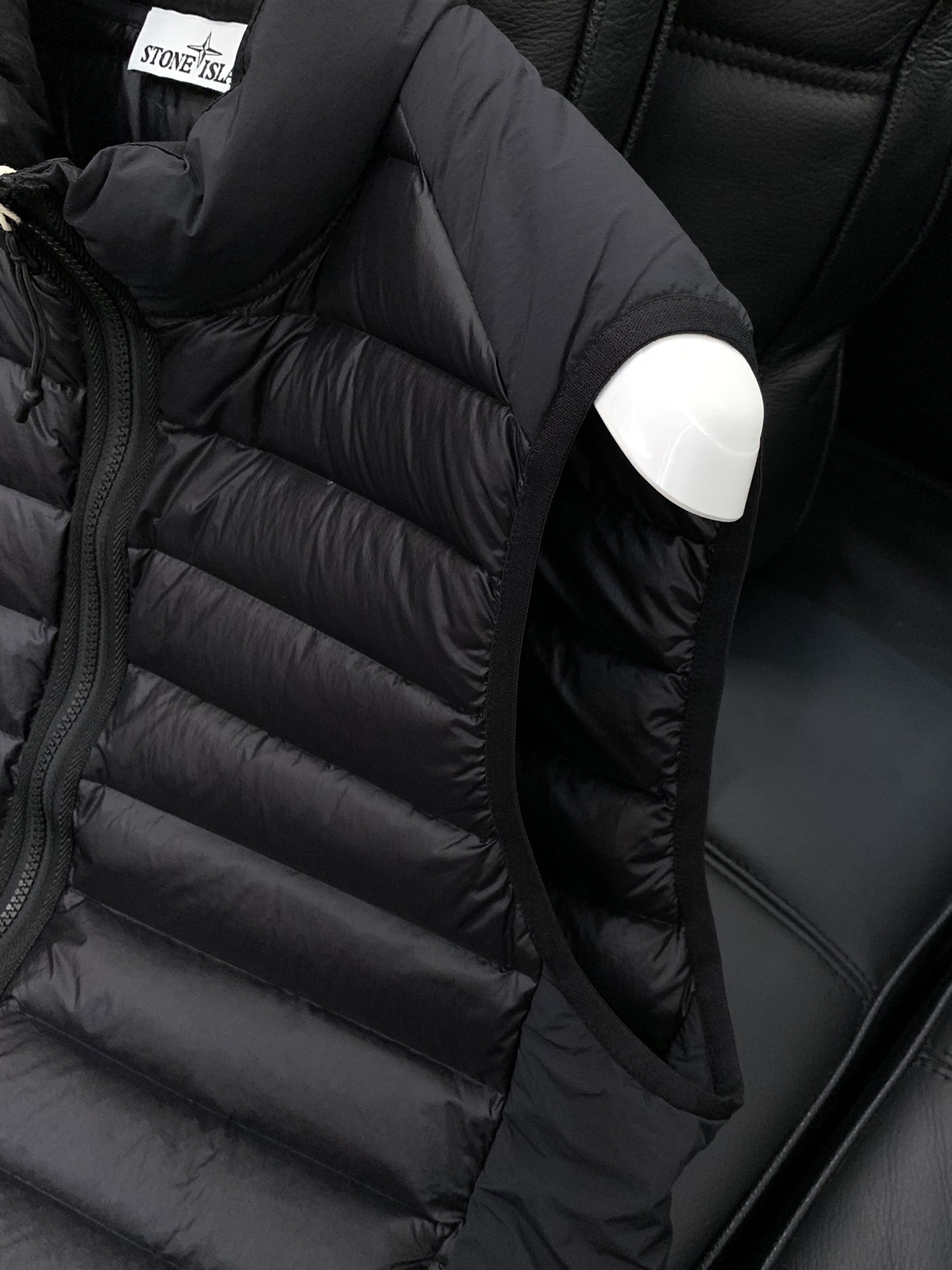 ，石头岛金属尼龙直充鹅绒立领薄款羽绒马甲日本东丽“克轻GRAMART”一体织造金属尼龙直充羽绒面料。克轻