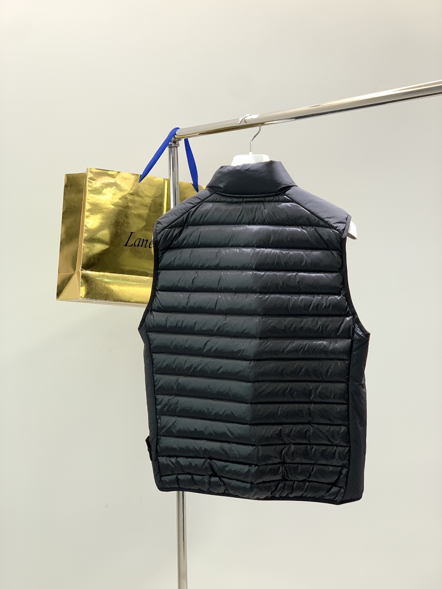 ，石头岛金属尼龙直充鹅绒立领薄款羽绒马甲日本东丽“克轻GRAMART”一体织造金属尼龙直充羽绒面料。克轻