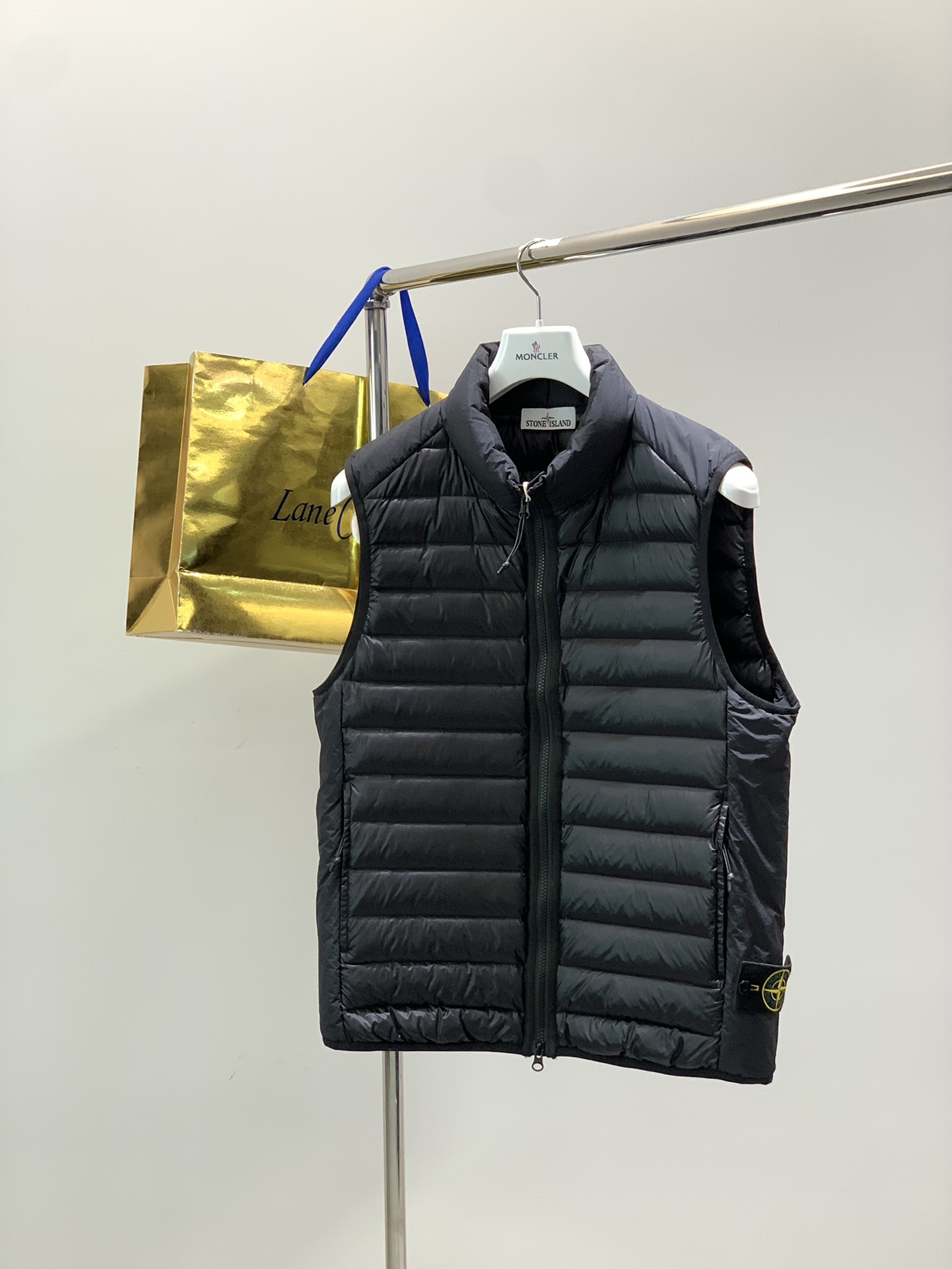 NO:681275,,Stone Island Metal Nylon Direct Fill Goose Down Stand Collar Thin Down Vest  Toray Japan's 'GRAMART' one-piece woven metallic nylon direct-fill down fabric. GRAMART is a lightweight art measured in 'grams' and is made of ultra-fine fiber weaving focusing on ultra-lightweight. The direct-fill fabric is woven with 10D ultra-fine nylon yarn and has a slightly golden surface.  It has a glossy feel and a high-quality texture. Both sides are the same. The dyed yarn is woven into two sides through a special structure. There is no difference between the bottom side and it is filled directly with velvet. Regardless of various temperature and humidity changes, the shrinkage of the top and bottom is always consistent, keeping the clothes flat and loose. The weaving is fine and the tear resistance and wear resistance are very good. It can be said that  Thin, strong and wear-resistant. Windproof, water-repellent, static-free, anti-fouling, fully functional processing, easy to wear and easy to take care of. After being filled with velvet, it is lightweight and soft in texture, natural and full of moisture, with high-grade natural metallic luster and a delicate and comfortable feel. Stone Island's classic metal nylon direct charging series is Toray's, which is the same as wool.  . Filled with Liuqiao Group's 90 white goose down, 800+ fill power, traceable to origin, ultra-white and ultra-clean white goose down. As a global down industry giant, Liuqiao Group's products are exported to more than 40 countries and regions. China's down production accounts for 60-70% of the world's down production, and Liuqiao's export volume accounts for more than 20% of the world's.  It provides test samples for 29 testing institutions around the world and participates in the formulation of international down standards. It is the down supplier of brands such as French MON. Canada Goose, Archeopteryx, Mammoth, North Face, etc. (Official promotional materials of Liuqiao) Stone Island metal nylon one-piece weaving, directly filled with goose down stand-up collar down jackets, 25 classic new models of Stone. Not picky but classic, all-round ultra-lightweight down jacket that can be worn inside or outside.  Toray's 'GRAMART' one-piece woven metallic luster direct-filling down fabric has a high-grade natural metallic luster. Metallic nylon direct-filling is light and warm. The cuffs and hem are edged with elastic bands to make the down soft, comfortable and fit without any sense of restraint.  Warmth. The iconic placket is treated with a webbing to prevent the zipper from sticking to the fabric while maintaining the shape and size of the clothes. It is durable and does not deform. Wear it outside when it is not too cold, and wear a jacket or coat outside when it is too cold. You can wear it casually in autumn and winter without going wrong!  Size S-2XL Size Shoulder Width Bra Length S 43110 62 M 44114 64 L45118 66 XL 46122 68 2XL 47126 69,arc'teryx,The North Face,down jacket,19860909,石头岛金属尼龙直充鹅绒立领薄款羽绒马甲 日本东丽“克轻GRAMART”一体织造金属尼龙直充羽绒面料.克轻GRAMART是一种以“克”为单位的轻量艺术,由超细纤维织造主打超轻量化.10D的超细的尼龙纱线一体织造出来的直充面料,表面泛微微的金属光泽感,质感高级.两面同面,色染纱线通过特殊结构织造成两面一体,没有底面之分,无胆直充绒.不管各种温度和湿度改变,始终保持面底的缩率一致,保持衣服的平整和松弛.织造细密的同时撕裂度耐磨度都很好,可谓薄而坚固耐磨.防风,防泼水,放静电,防污,全功能性工艺处理,轻松好穿好打理.充绒后轻量且质地柔软,自然而饱满温润,高级自然金属光泽,手感细腻舒适.石头岛经典的金属尼龙直充系列就是东丽这块,一毛一样的.填充柳桥集团90白鹅绒,800+蓬松度,可追溯原产地,超白超净白鹅绒.作为全球羽绒行业巨头,柳桥集团产品远销40多个国家和地区,中国的羽绒产量占到了全世界的60－70,柳桥的出口量占全球的20以上. 为全球29家检测机构提供测试样本,参与国际羽绒标准的制定. 是法国 MON.加拿大鹅,始祖鸟,猛犸象,北面..等品牌的羽绒供应商（柳桥官方宣传资料）石头岛金属尼龙一体织造,直充鹅绒立领羽绒服服25款石头经典新款.不挑人而经典,内搭外穿两相宜的全能超轻量羽绒服. 东丽“克轻GRAMART”一体织造金属光泽直充羽绒面料,高级自然金属光泽.金属尼龙直充,轻盈保暖,袖口和下摆用橡筋收边,让羽绒轻柔,舒适,毫无束缚感的服帖温暖.标识性的门襟贴织带处理,防止拉链卡面料的同时保持衣服形体和尺寸,耐穿不变形.不太冷的时候外穿,太冷的时候外面套冲锋衣或者大衣,秋冬随便穿穿都不会出错！ 尺码S-2XL 尺码肩宽胸围衣长 S 43110 62 M 44114 64 L45118 66 XL 46122 68 2XL 47126 69,arc'teryx,The North Face,down jacket,,Men's clothing