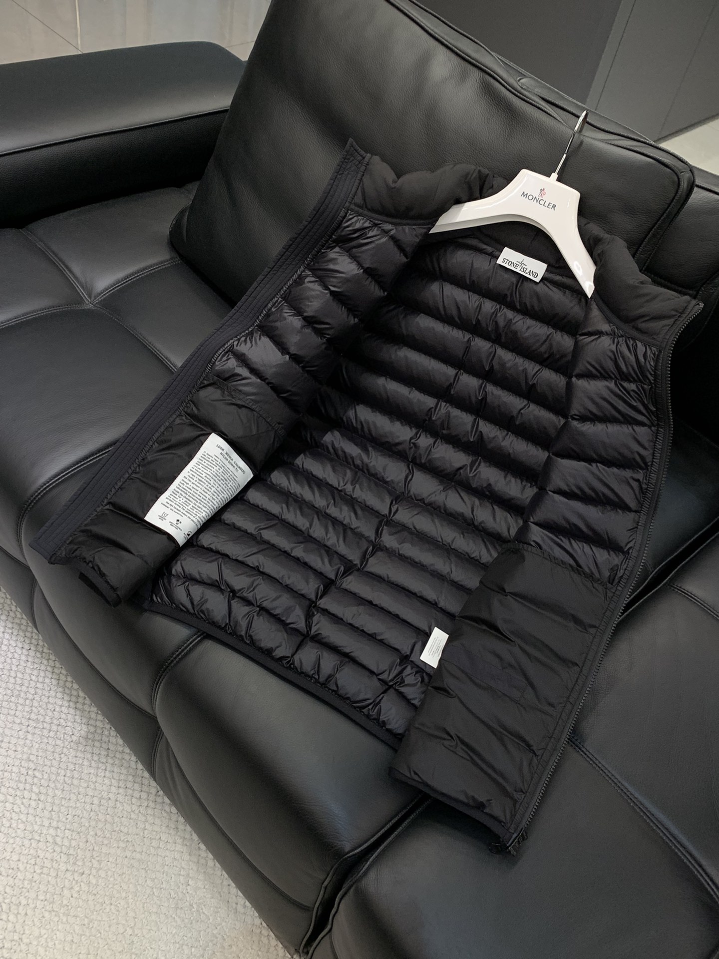 ，石头岛金属尼龙直充鹅绒立领薄款羽绒马甲日本东丽“克轻GRAMART”一体织造金属尼龙直充羽绒面料。克轻