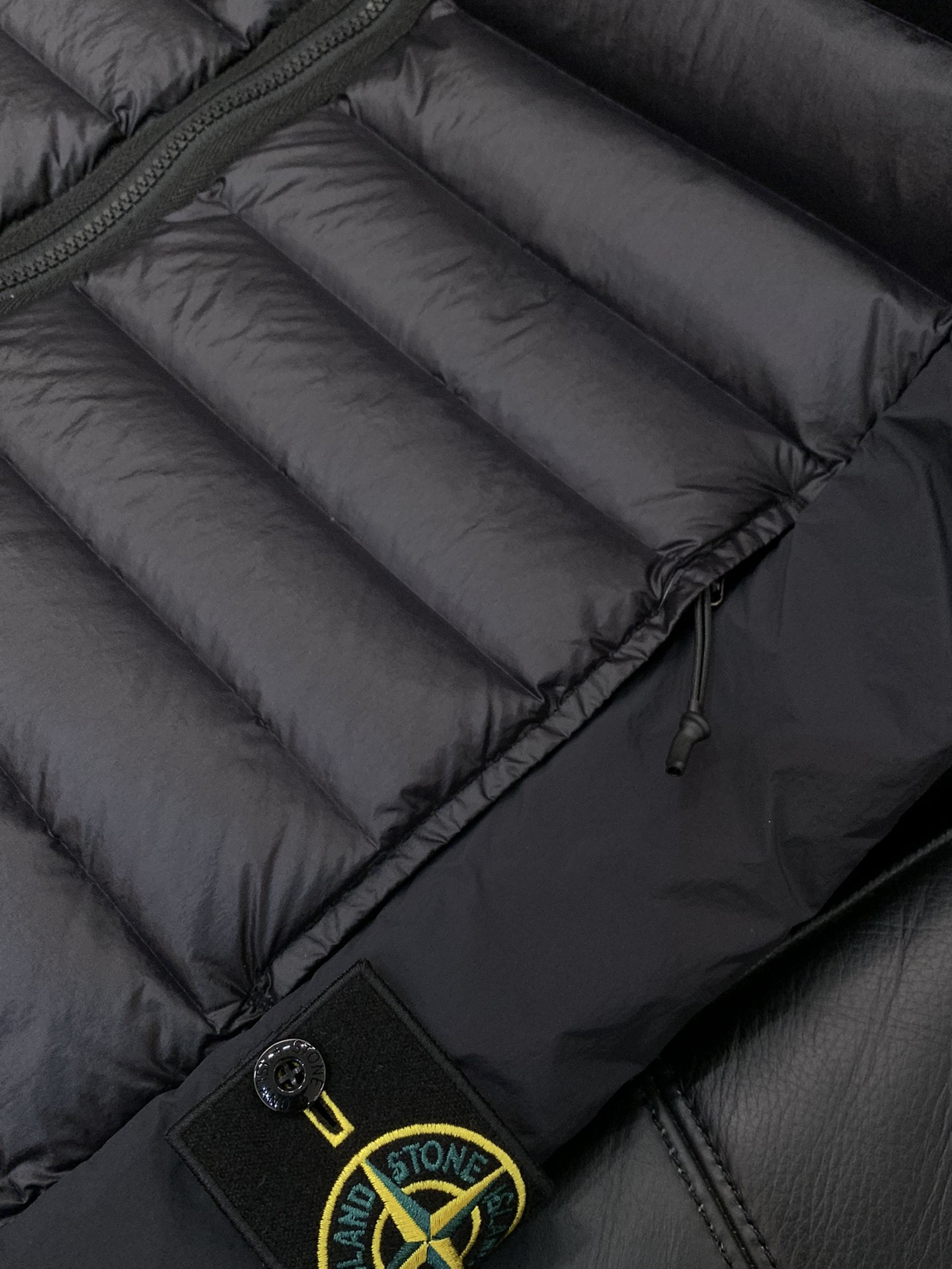 ，石头岛金属尼龙直充鹅绒立领薄款羽绒马甲日本东丽“克轻GRAMART”一体织造金属尼龙直充羽绒面料。克轻