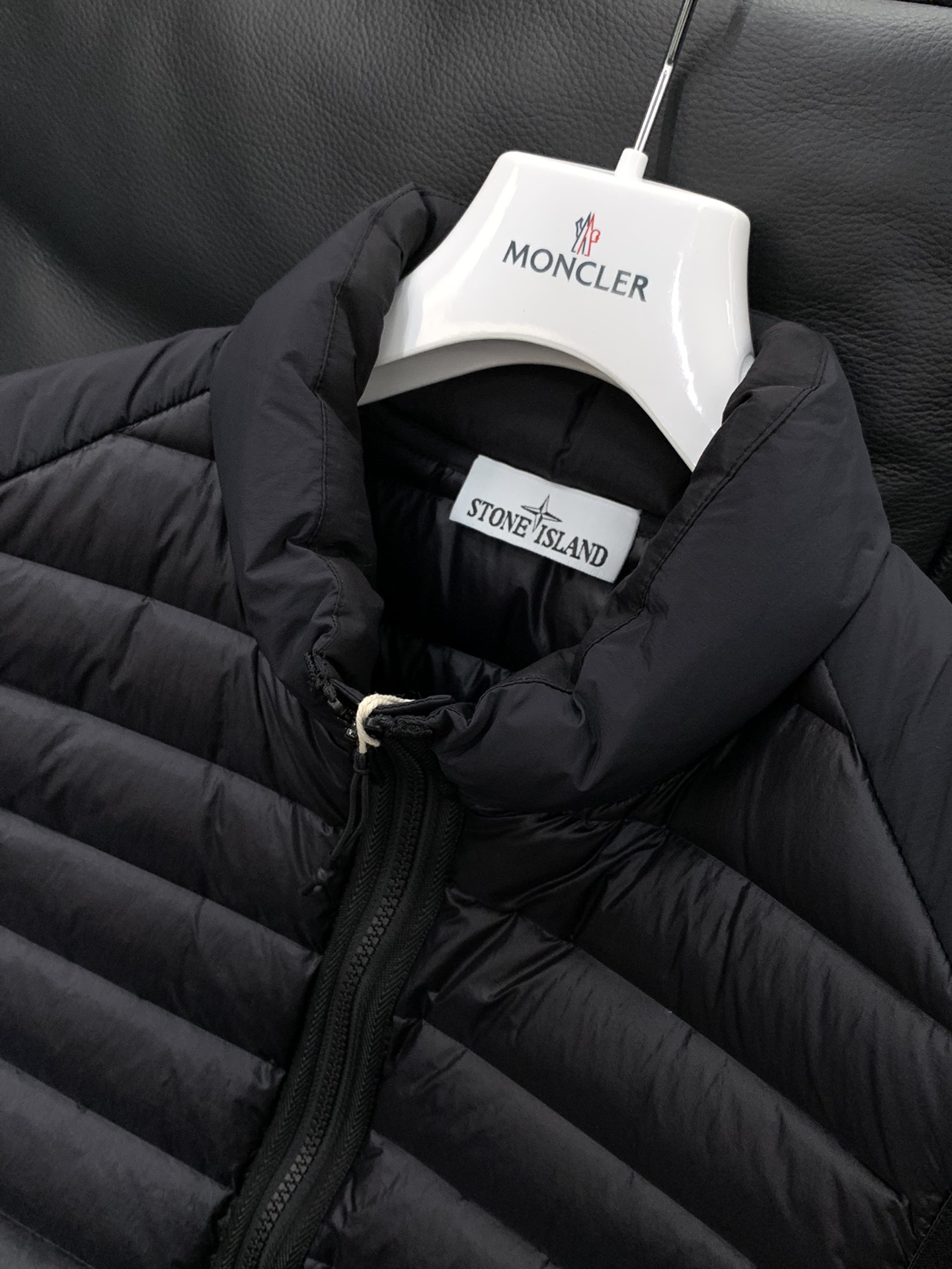 ，石头岛金属尼龙直充鹅绒立领薄款羽绒马甲日本东丽“克轻GRAMART”一体织造金属尼龙直充羽绒面料。克轻