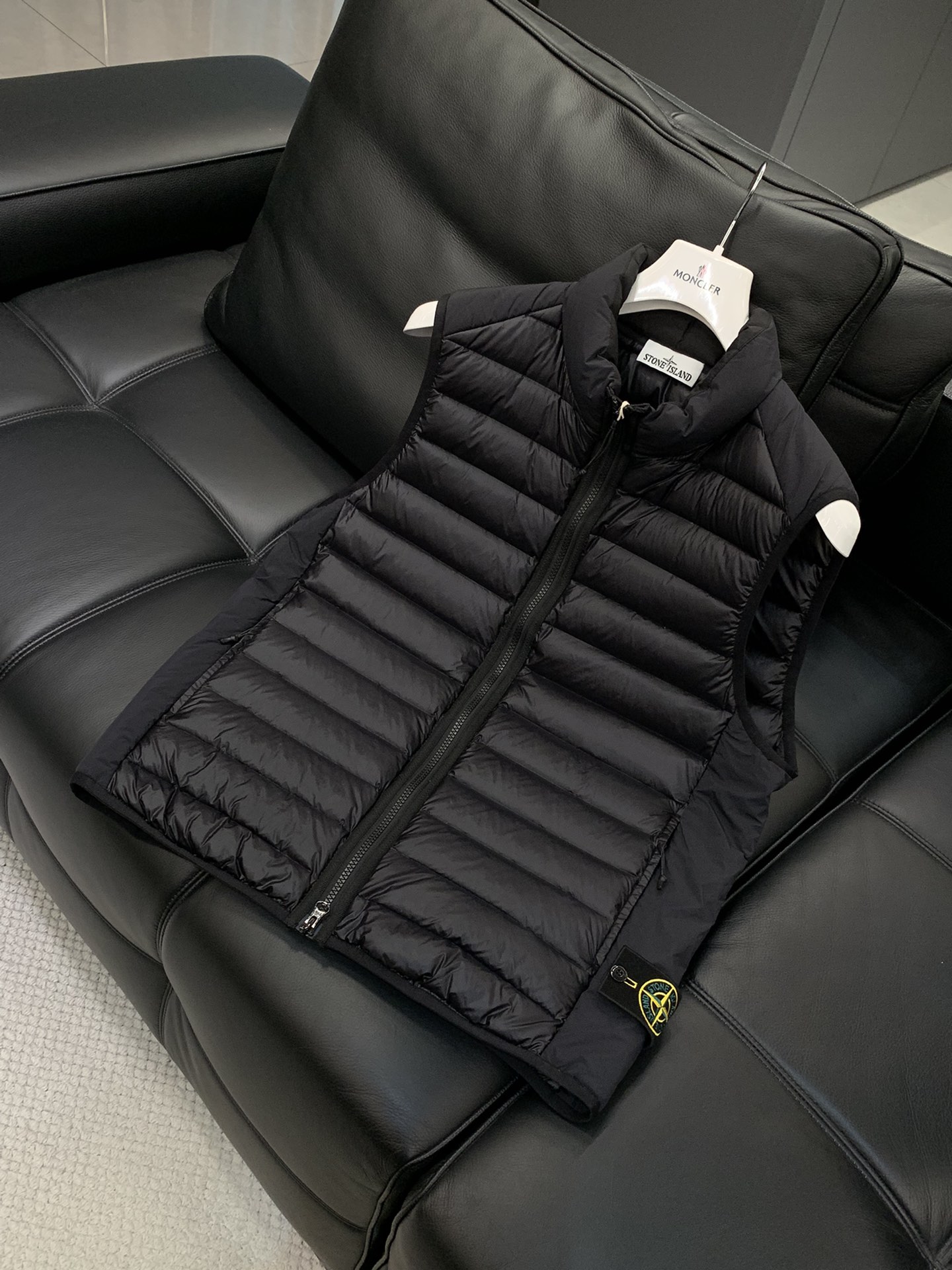 ，石头岛金属尼龙直充鹅绒立领薄款羽绒马甲日本东丽“克轻GRAMART”一体织造金属尼龙直充羽绒面料。克轻