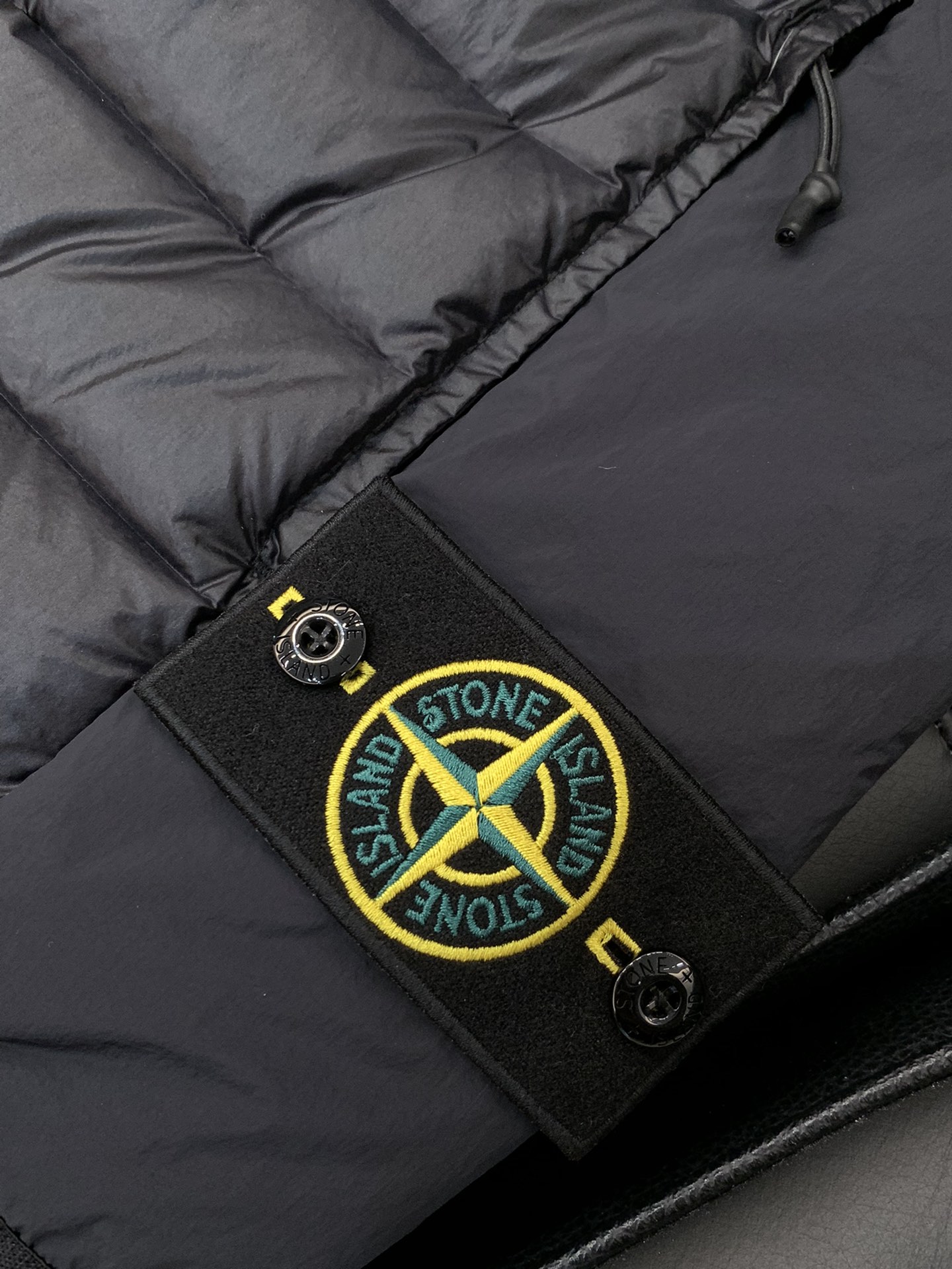 ，石头岛金属尼龙直充鹅绒立领薄款羽绒马甲日本东丽“克轻GRAMART”一体织造金属尼龙直充羽绒面料。克轻