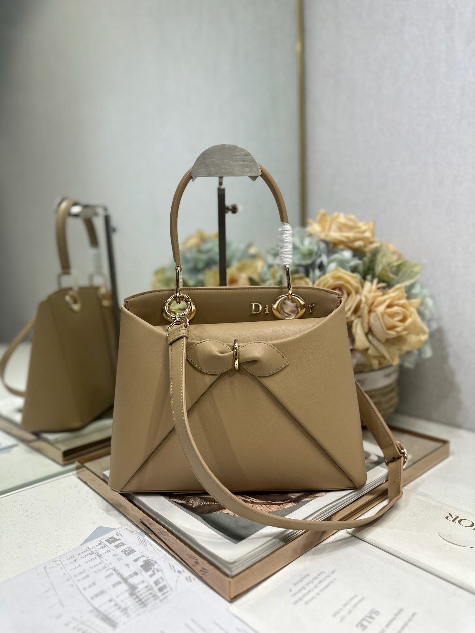 NO:771019,Dior 2026 spring and summer new product #Bowknot Handbag 'Apricot' has a newly designed silhouette and shape, rich colors, and is suitable for many people!  Just the right balance between exaggeration and elegance!  Its design is inspired by the Cigale dress designed by Mr. Dior ~ the three-dimensional trapezoidal body + single handle, the shape has an elegant and majestic tone. The appearance of the bag is relatively low-key, with almost no obvious big logo. Looking closer, it turns out that Anderson has integrated the Dior letter logo and the round hole of the bag handle. The bag is recognizable, and it is not ostentatious at all. The whole bag exudes a sense of quiet luxury!  It is worth mentioning that this bag is also equipped with a long leather shoulder strap. Especially when traveling, you can put on the long shoulder strap, which not only frees your hands, but also makes people relaxed and casual~ Model 0737 Size 28*10*22 (length*width*height), Dior, dior, dior19860909Dior 2026 春夏新品#蝴蝶结手提包「杏色」 新设计的轮廓与造型,配色 丰富,适配多人！在夸张与优雅之间恰到好处！它的设计灵感源于迪奥先生设计的 Cigale礼服~立体的梯形包身+单手柄,造型自带优雅大气的腔调.包包的外观比较低调,几乎没有什么明显的大Logo.离近点再看,才发现原来Anderson把Dior字母Logo和包包提手的圆孔融合到了一起. 包包既有辨识度,也完全不是张扬挂的,整体散发着那种不动声色的高级感！值得一提的是,这款包还搭配了一条皮质长肩带.尤其出门旅行的时候就可以换上长肩带,既解放了双手,还衬得人轻松又随性~ 型号0737 尺寸28*10*22（长*宽*高）,迪奥,dior,dior,Bag