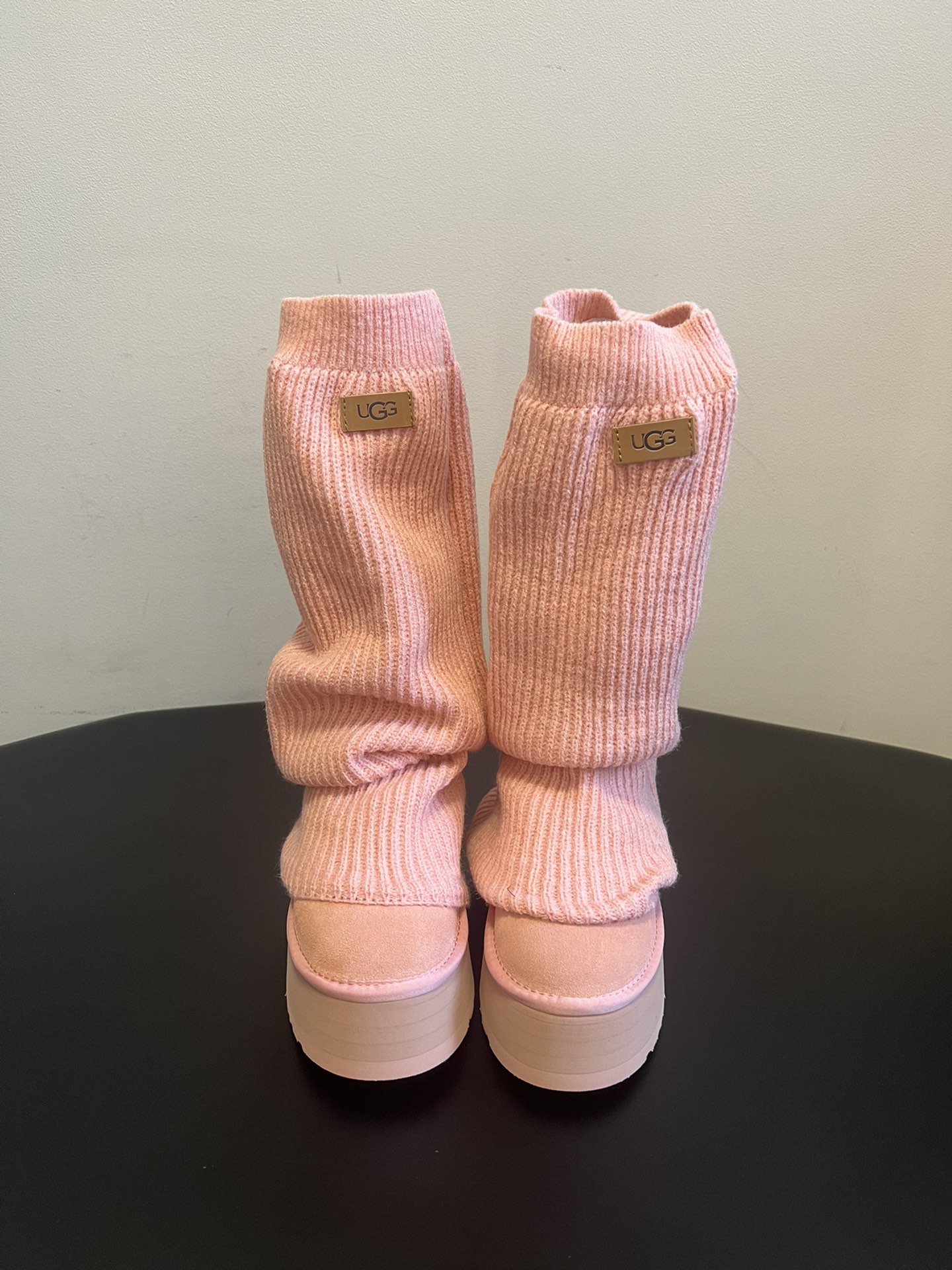 NO:614983,Ug*25ss new autumn and winter knitted socks thick-soled snow boots. The main body of the shoe is made of soft ribbed knitted fabric. The toe and sole are made of the brand's classic sheepskin material, which has strong warmth and comfortable touch. The high-top + piled socks-style pleated design brings a relaxed and lazy feeling, and the pink color scheme adds a sweet element.  Thick-soled platform shoes with a moderate height can not only increase height proportions, but also retain UGG's signature soft elastic foot feel and have good cushioning when walking. The loose knitted boot shaft can adapt to different leg shapes and can be matched with tights, skirts and other items. The style is sweet and cool and casual, suitable for daily outings in autumn and winter. The upper is high mercerized cow velvet, and the inner lining is Longfeng A-grade fur integrated outsole. EVA foam outsole increases size by 5cm.  : 35-40 yards (customized sizes 40 are non-refundable), snow boots, boots, skirts, sheepskin19860909Ug*25ss秋冬新款针织袜套厚底雪地靴 鞋身主体是柔软的罗纹针织面料,鞋头及鞋底部分采用品牌经典的羊皮毛一体材质,保暖性强且触感舒适.高筒+堆堆袜式的褶皱设计,自带松弛的慵懒感,同时粉色系配色增添了甜美元素. 厚底松糕鞋型,高度适中,既能提升身高比例,又保留了UGG标志性的软弹脚感,行走时缓冲性较好.宽松的针织靴筒可适配不同腿型,能搭配紧身裤、短裙等单品,风格偏向甜酷休闲,适合秋冬日常出街. 鞋面高丝光牛绒 内里隆丰A级皮毛一体 大底EVA发泡大底 增高5cm size :35-40码（40码定制不退换）,雪地靴,boots,skirts,sheepskin,Women's Shoes