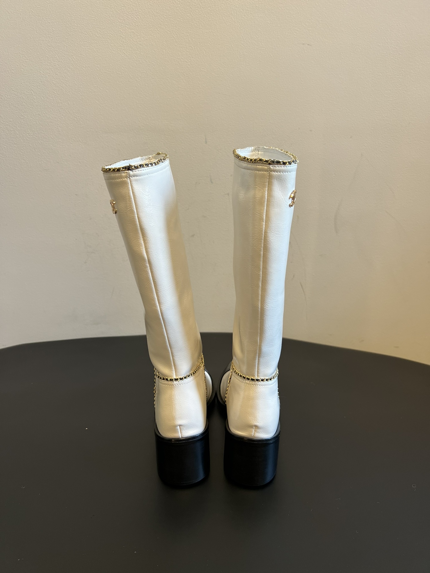 Chane* 25ss秋冬新款链条中筒靴采用弹性小羊皮+小牛漆皮的组合，既有羊皮的柔软贴合，又有漆皮的挺