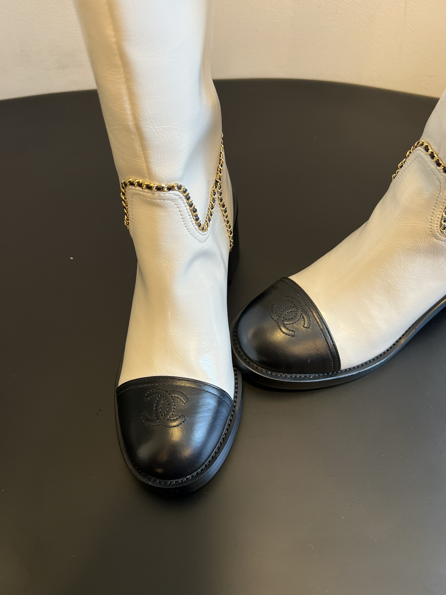 Chane* 25ss秋冬新款链条中筒靴采用弹性小羊皮+小牛漆皮的组合，既有羊皮的柔软贴合，又有漆皮的挺