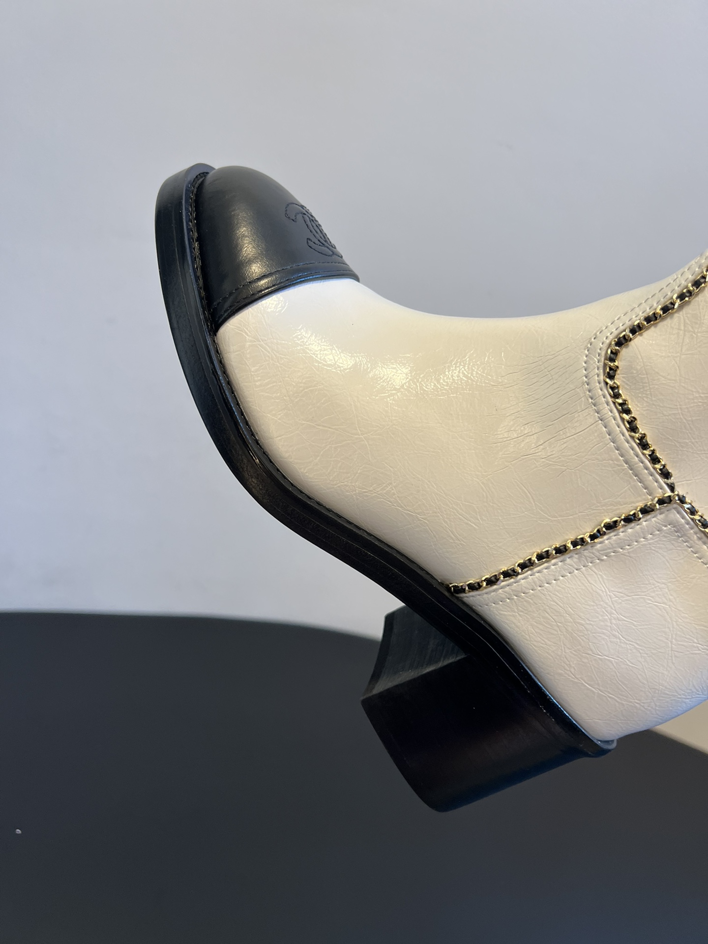 Chane* 25ss秋冬新款链条中筒靴采用弹性小羊皮+小牛漆皮的组合，既有羊皮的柔软贴合，又有漆皮的挺