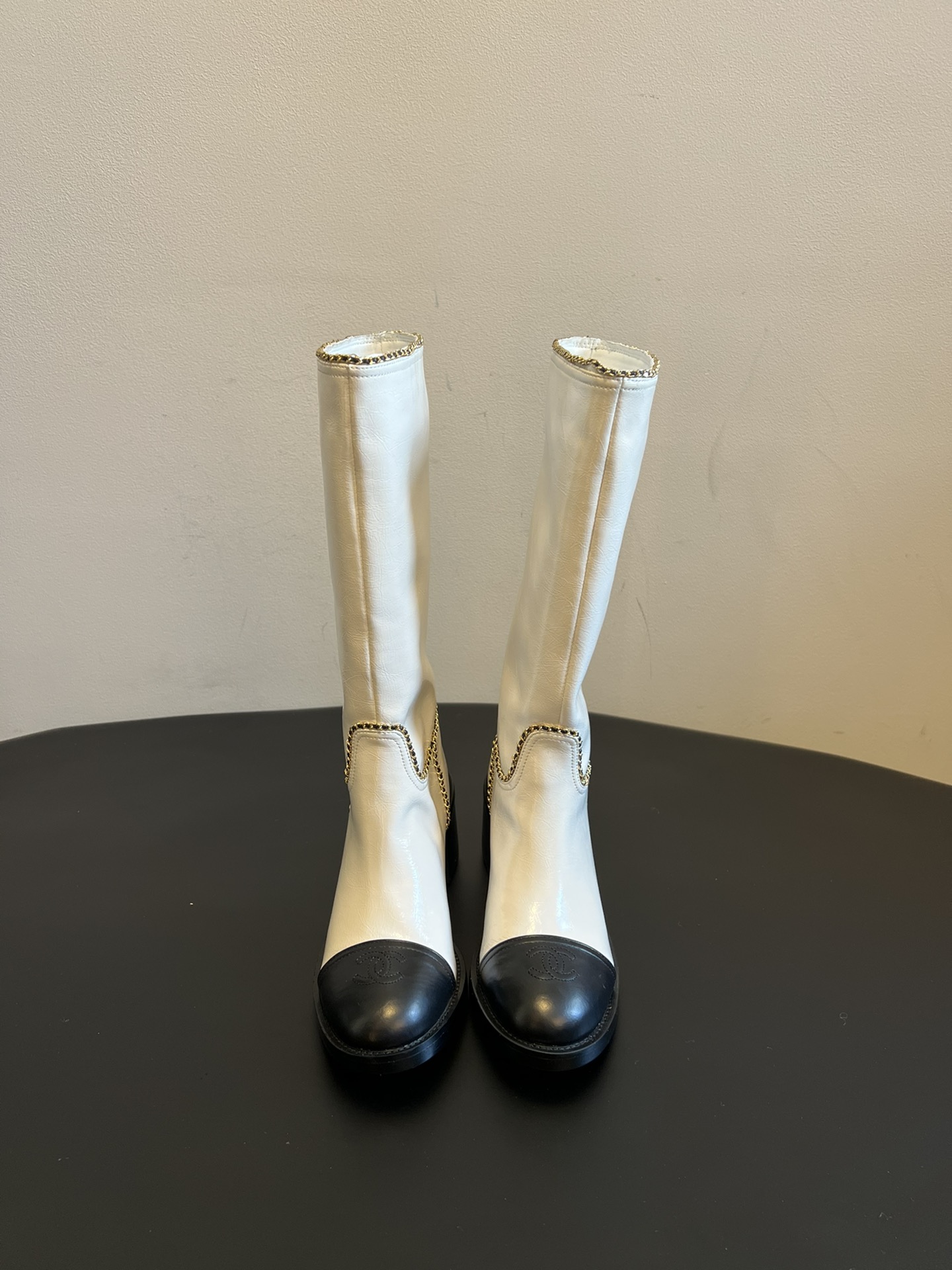 Chane* 25ss秋冬新款链条中筒靴采用弹性小羊皮+小牛漆皮的组合，既有羊皮的柔软贴合，又有漆皮的挺