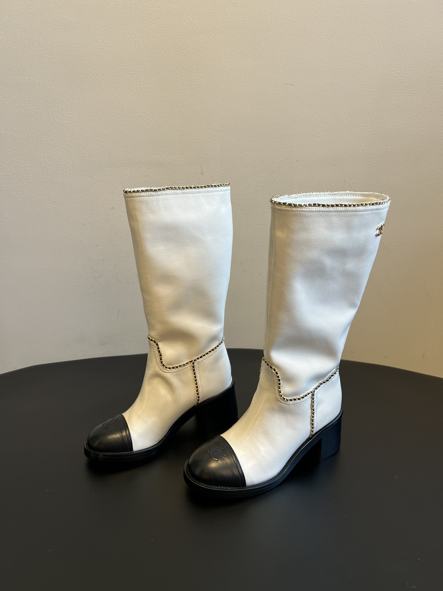 Chane* 25ss秋冬新款链条中筒靴采用弹性小羊皮+小牛漆皮的组合，既有羊皮的柔软贴合，又有漆皮的挺