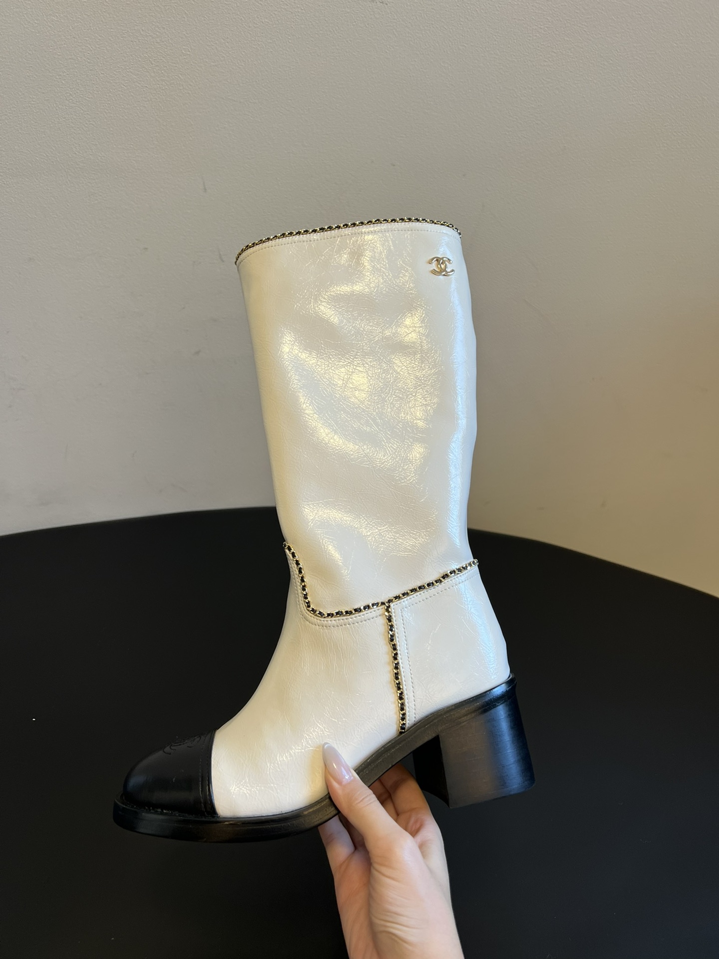 Chane* 25ss秋冬新款链条中筒靴采用弹性小羊皮+小牛漆皮的组合，既有羊皮的柔软贴合，又有漆皮的挺