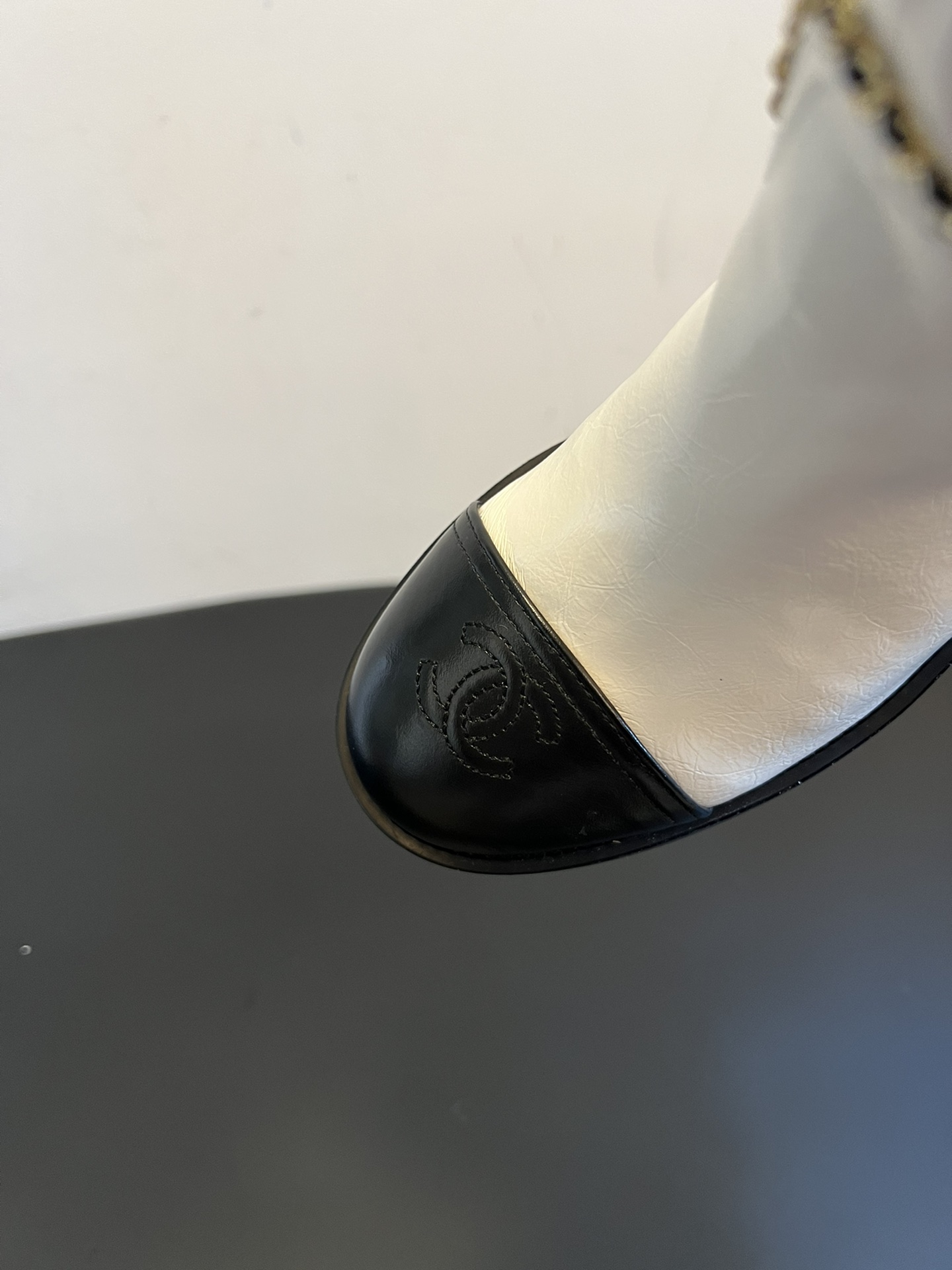 Chane* 25ss秋冬新款链条中筒靴采用弹性小羊皮+小牛漆皮的组合，既有羊皮的柔软贴合，又有漆皮的挺