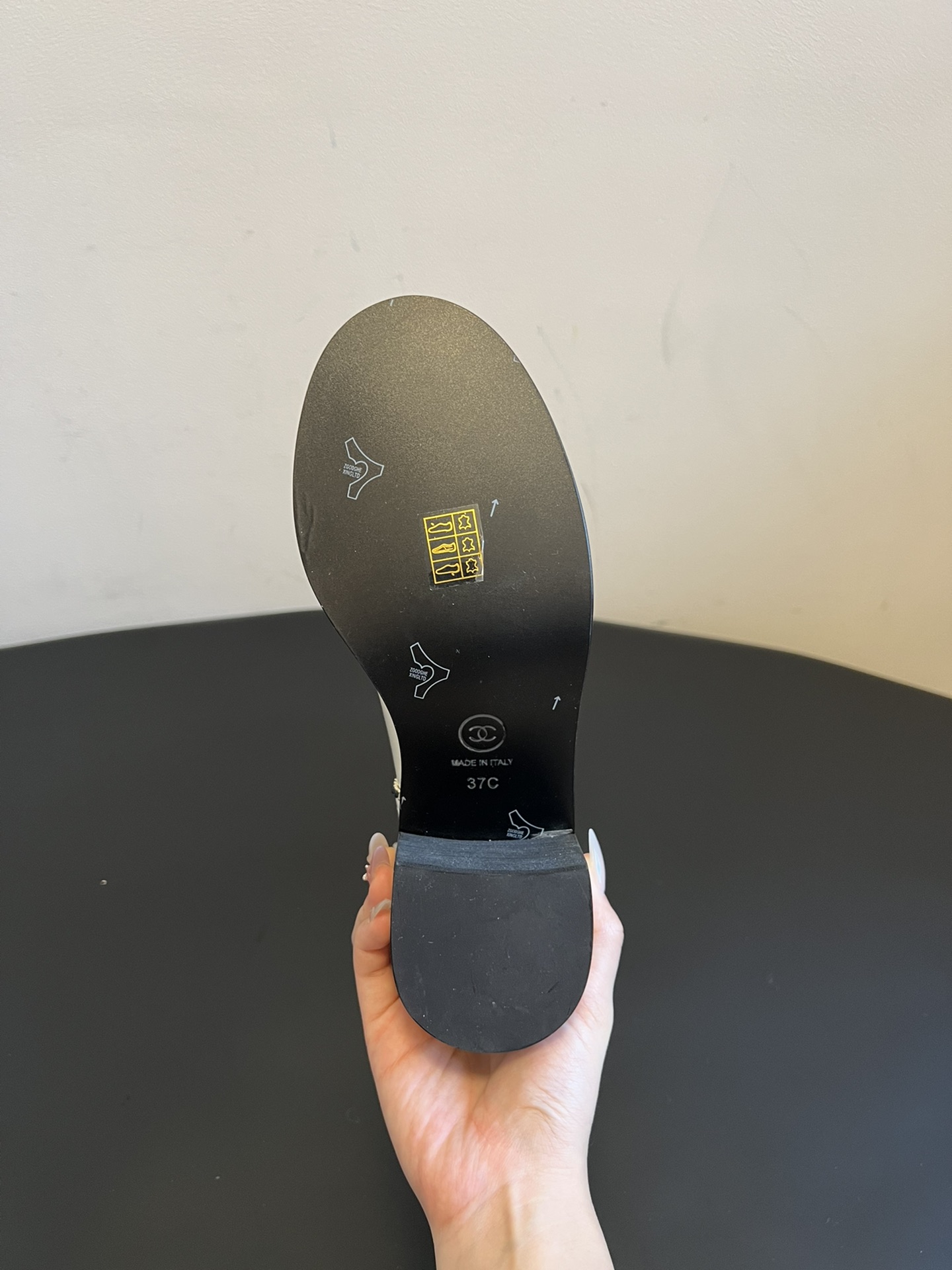 Chane* 25ss秋冬新款链条中筒靴采用弹性小羊皮+小牛漆皮的组合，既有羊皮的柔软贴合，又有漆皮的挺