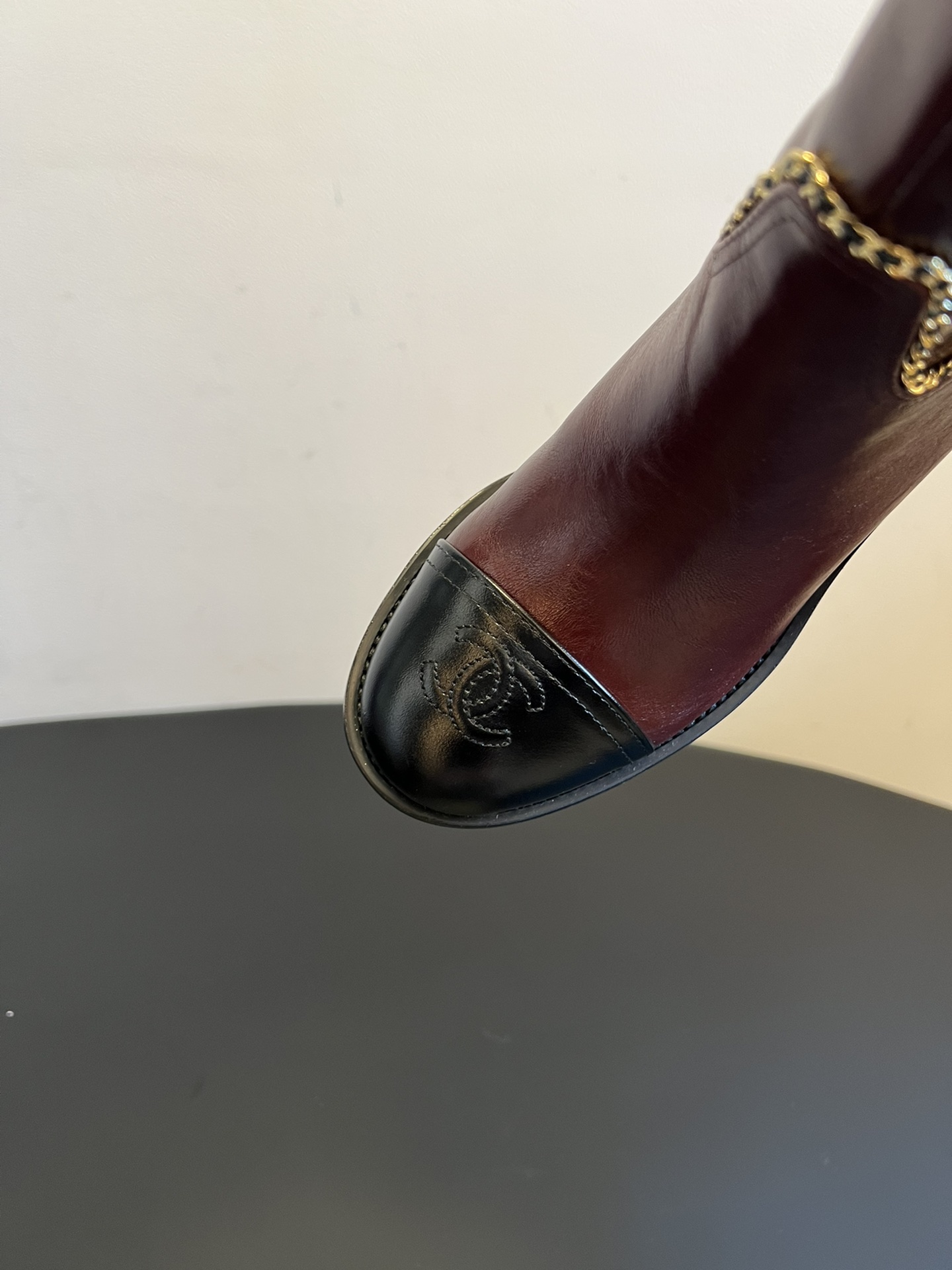 Chane* 25ss秋冬新款链条中筒靴采用弹性小羊皮+小牛漆皮的组合，既有羊皮的柔软贴合，又有漆皮的挺