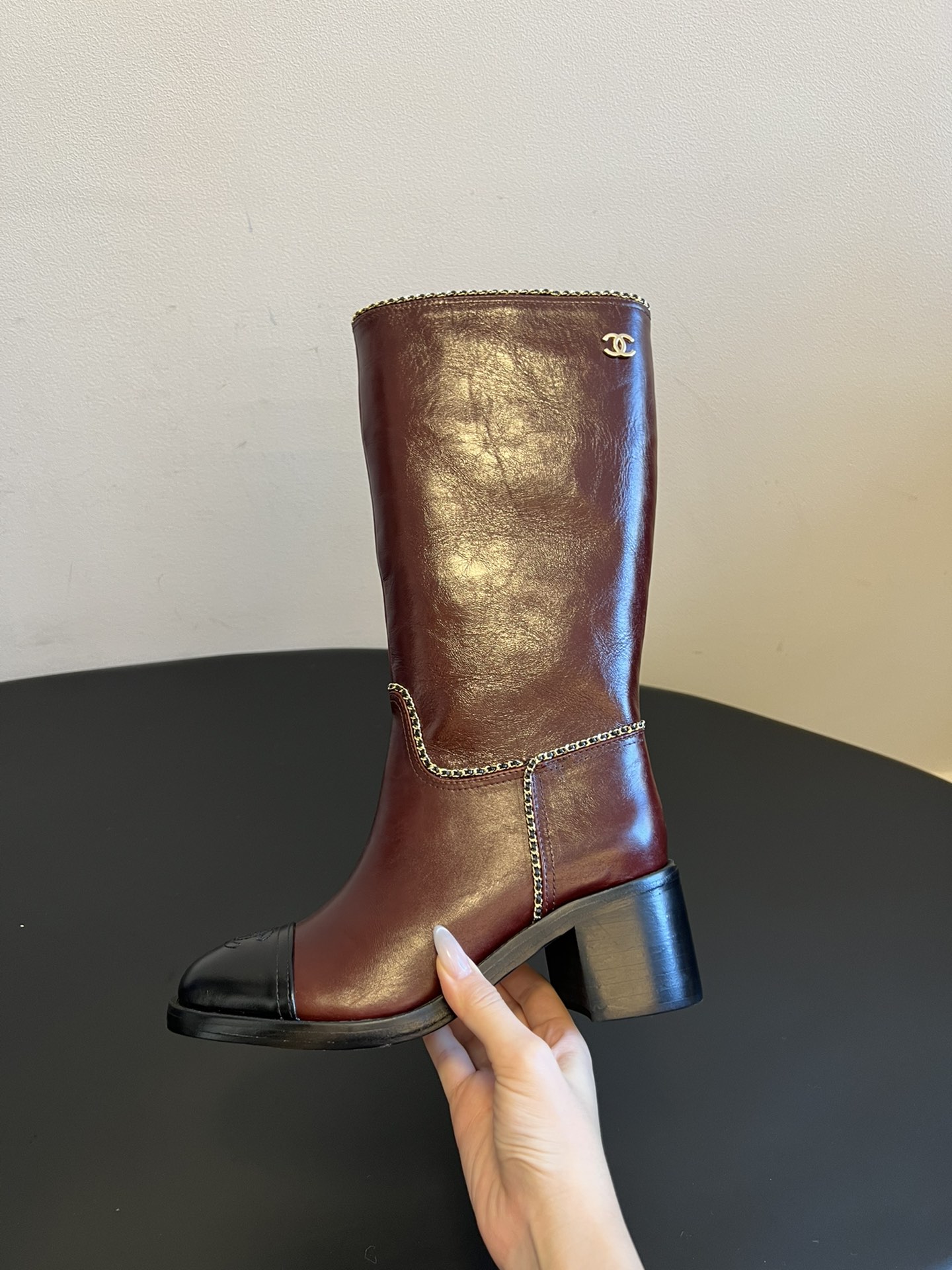 Chane* 25ss秋冬新款链条中筒靴采用弹性小羊皮+小牛漆皮的组合，既有羊皮的柔软贴合，又有漆皮的挺