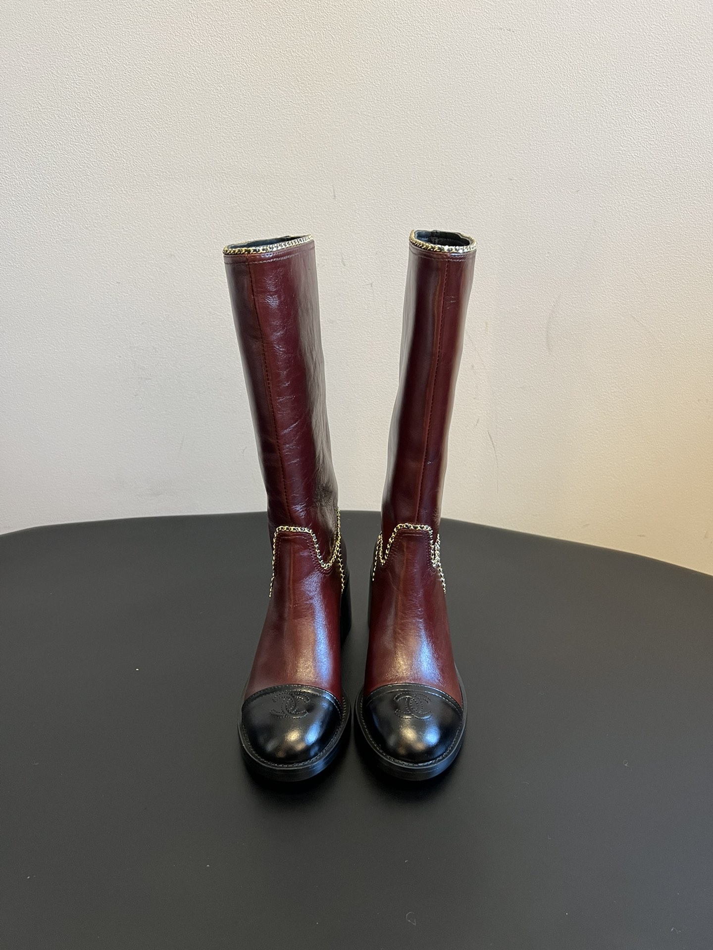 Chane* 25ss秋冬新款链条中筒靴采用弹性小羊皮+小牛漆皮的组合，既有羊皮的柔软贴合，又有漆皮的挺