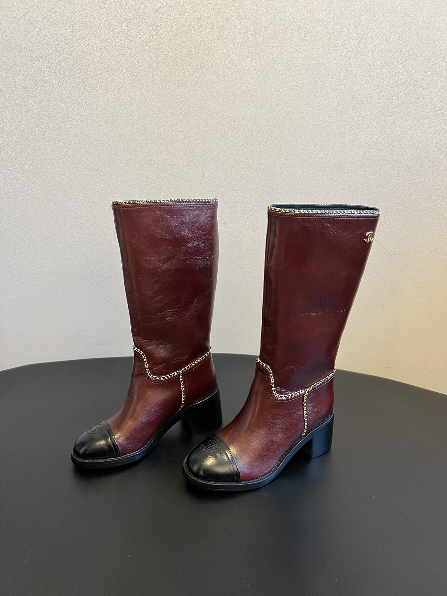 Chane* 25ss秋冬新款链条中筒靴采用弹性小羊皮+小牛漆皮的组合，既有羊皮的柔软贴合，又有漆皮的挺