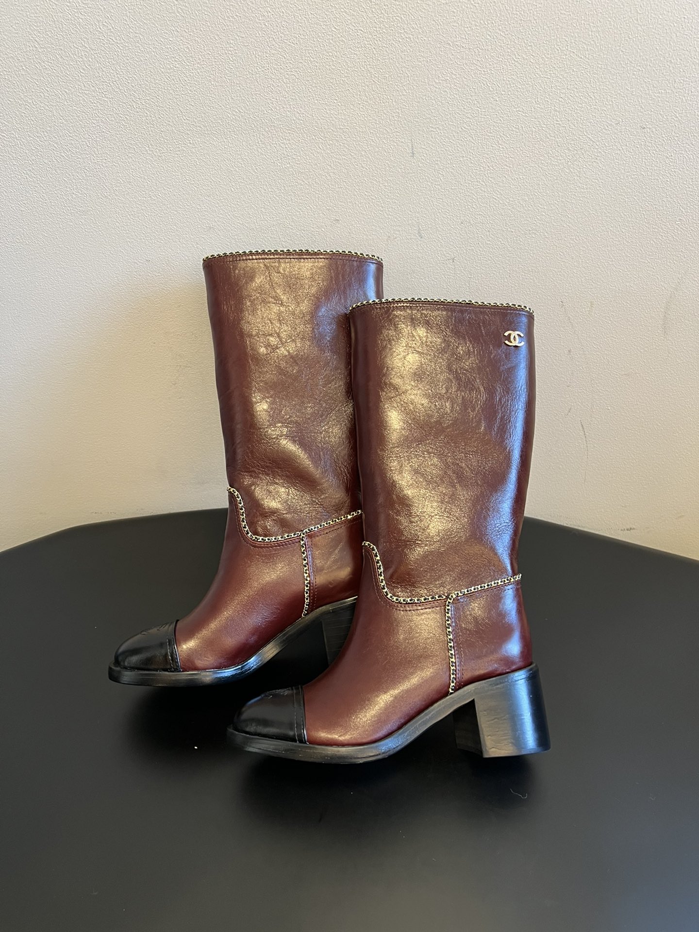 Chane* 25ss秋冬新款链条中筒靴采用弹性小羊皮+小牛漆皮的组合，既有羊皮的柔软贴合，又有漆皮的挺