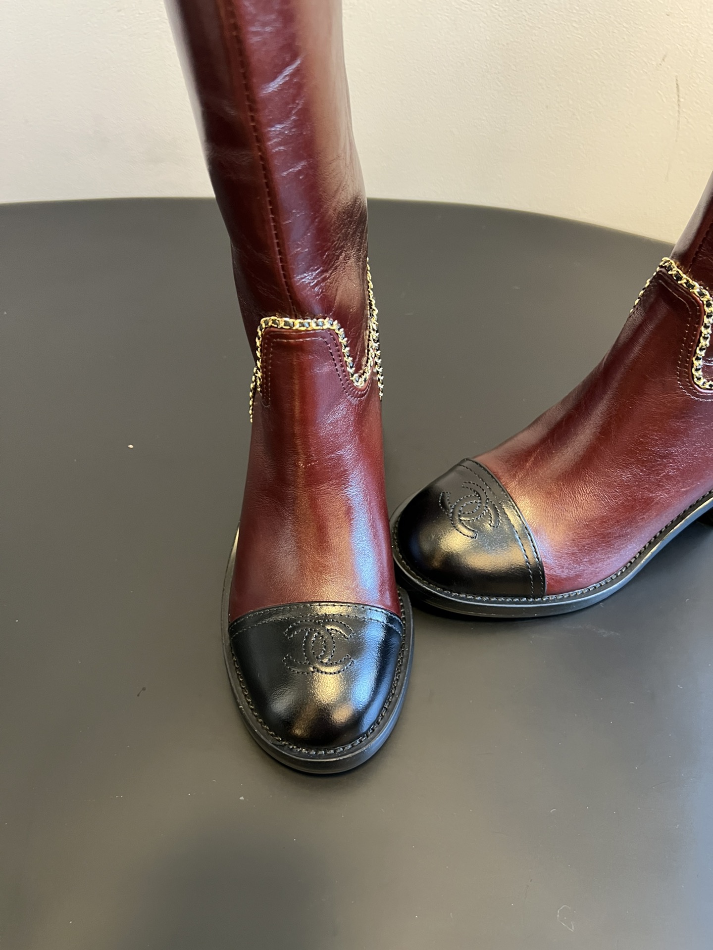 Chane* 25ss秋冬新款链条中筒靴采用弹性小羊皮+小牛漆皮的组合，既有羊皮的柔软贴合，又有漆皮的挺