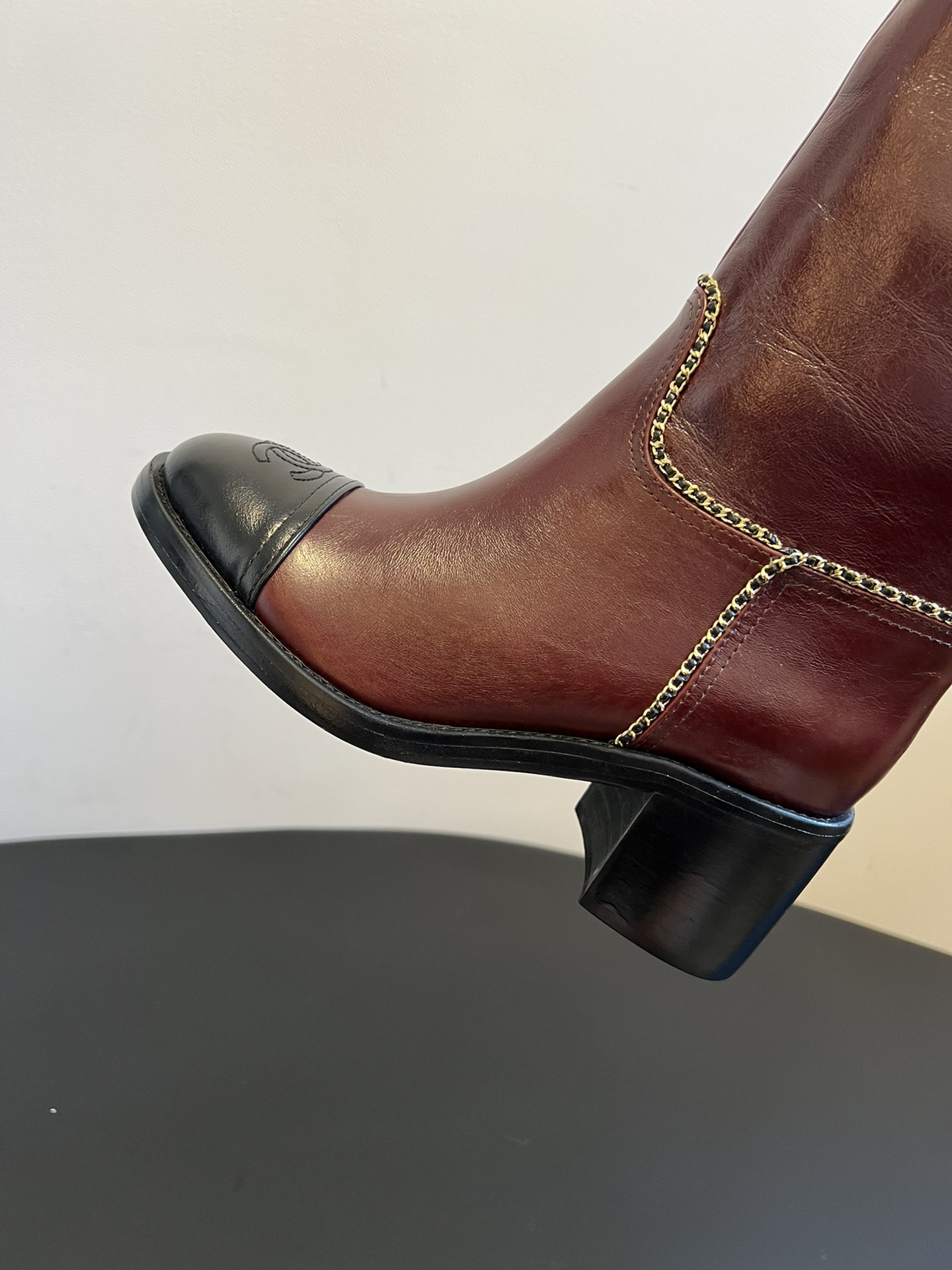 Chane* 25ss秋冬新款链条中筒靴采用弹性小羊皮+小牛漆皮的组合，既有羊皮的柔软贴合，又有漆皮的挺