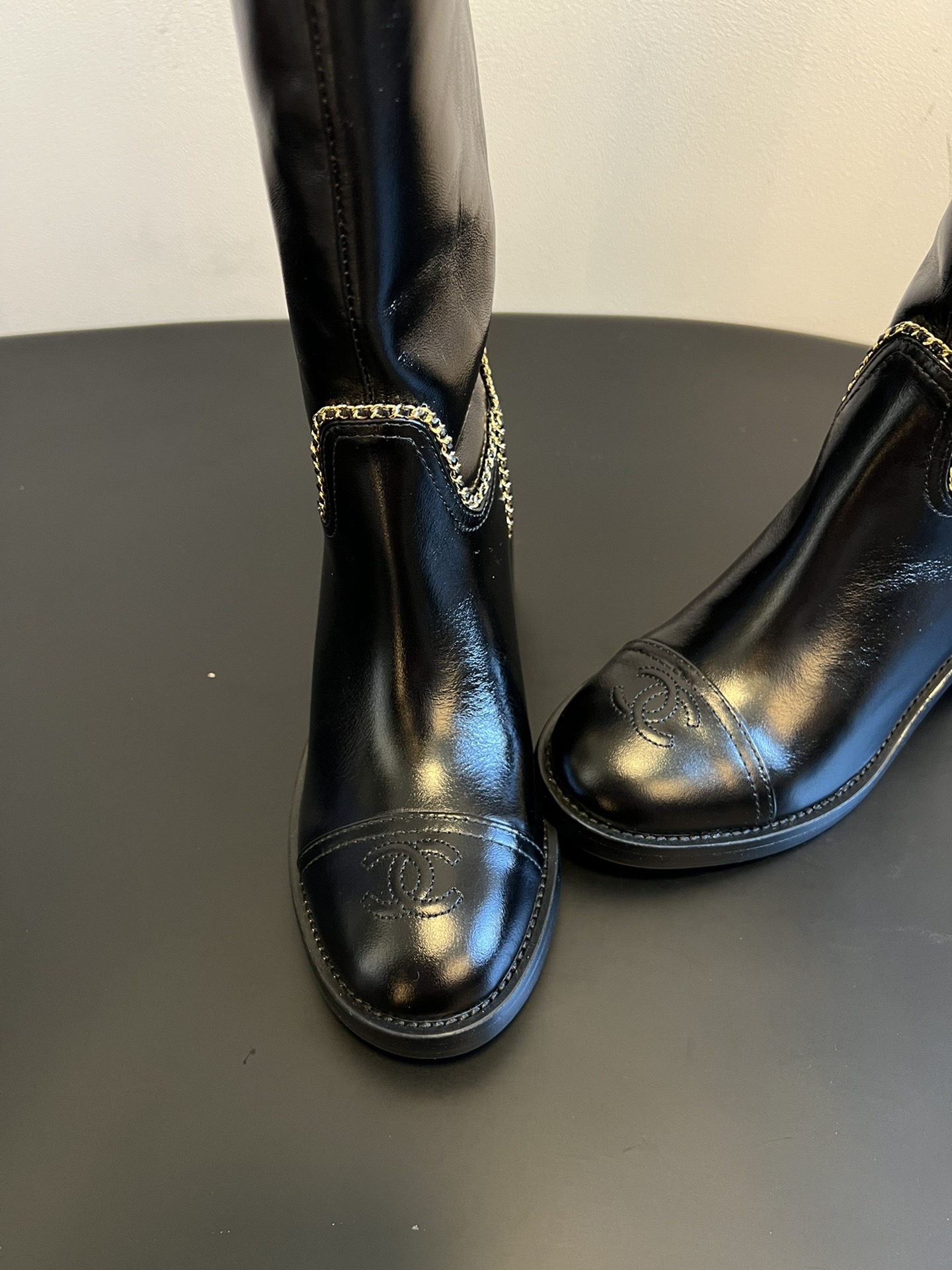 Chane* 25ss秋冬新款链条中筒靴采用弹性小羊皮+小牛漆皮的组合，既有羊皮的柔软贴合，又有漆皮的挺