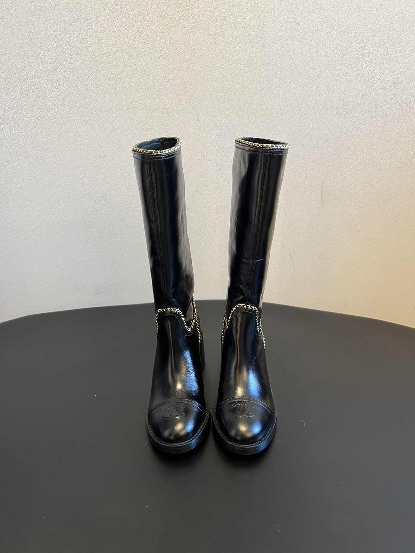 Chane* 25ss秋冬新款链条中筒靴采用弹性小羊皮+小牛漆皮的组合，既有羊皮的柔软贴合，又有漆皮的挺