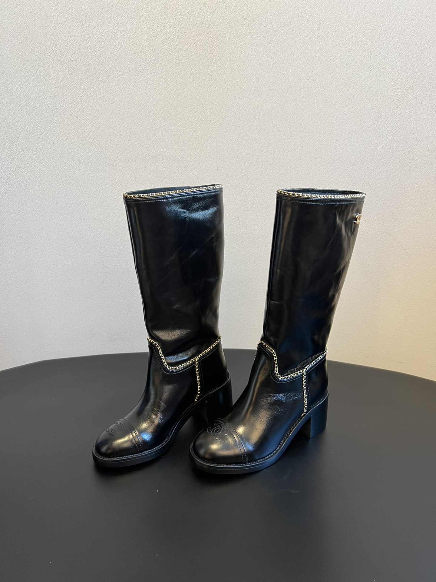 Chane* 25ss秋冬新款链条中筒靴采用弹性小羊皮+小牛漆皮的组合，既有羊皮的柔软贴合，又有漆皮的挺