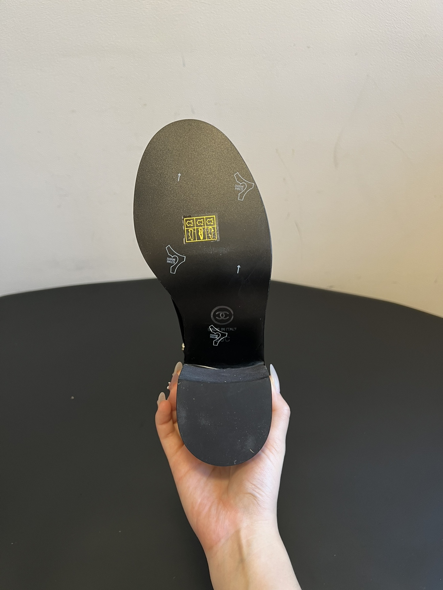 Chane* 25ss秋冬新款链条中筒靴采用弹性小羊皮+小牛漆皮的组合，既有羊皮的柔软贴合，又有漆皮的挺