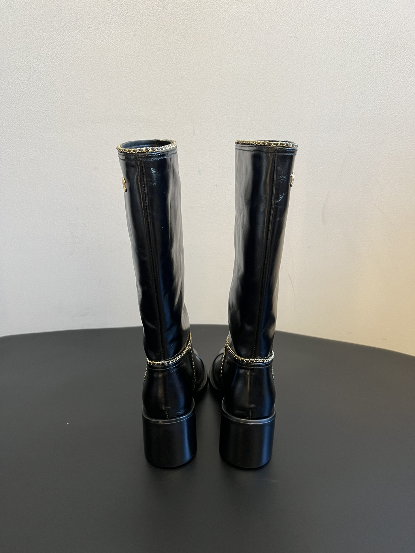 Chane* 25ss秋冬新款链条中筒靴采用弹性小羊皮+小牛漆皮的组合，既有羊皮的柔软贴合，又有漆皮的挺