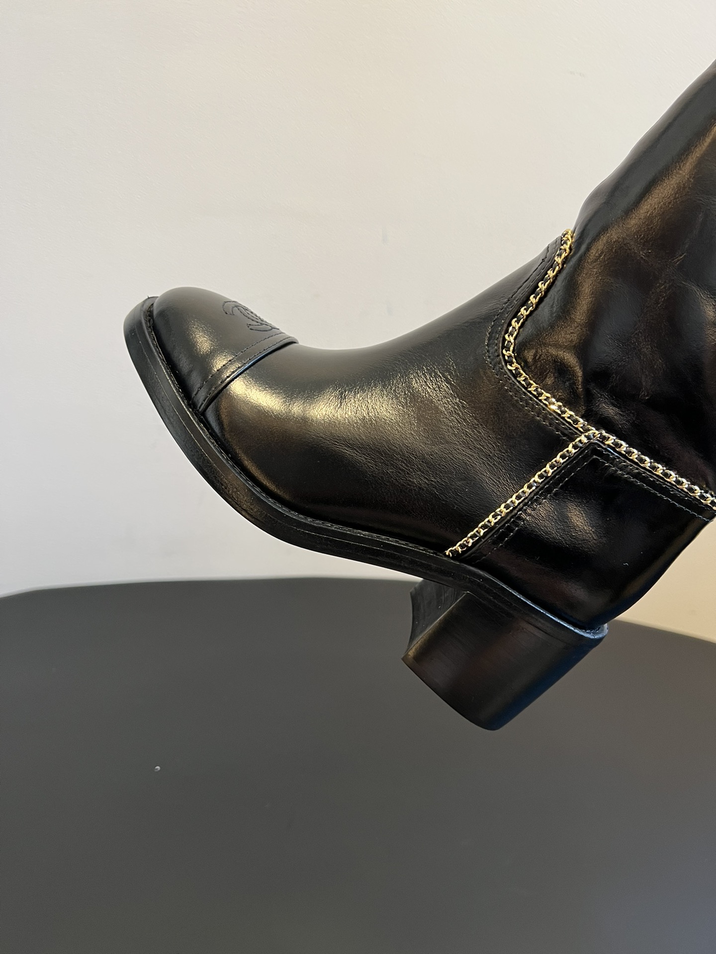 Chane* 25ss秋冬新款链条中筒靴采用弹性小羊皮+小牛漆皮的组合，既有羊皮的柔软贴合，又有漆皮的挺