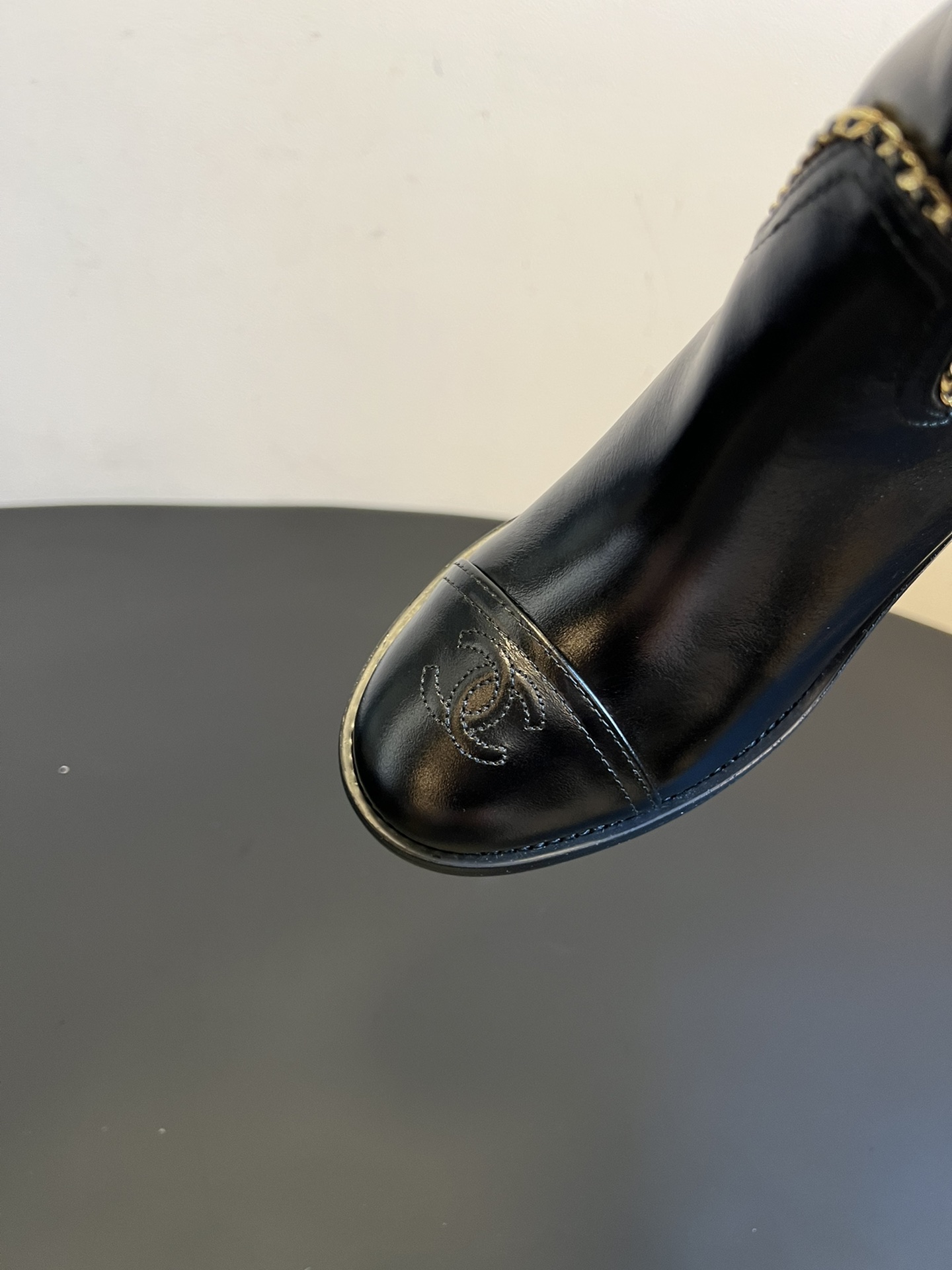 Chane* 25ss秋冬新款链条中筒靴采用弹性小羊皮+小牛漆皮的组合，既有羊皮的柔软贴合，又有漆皮的挺