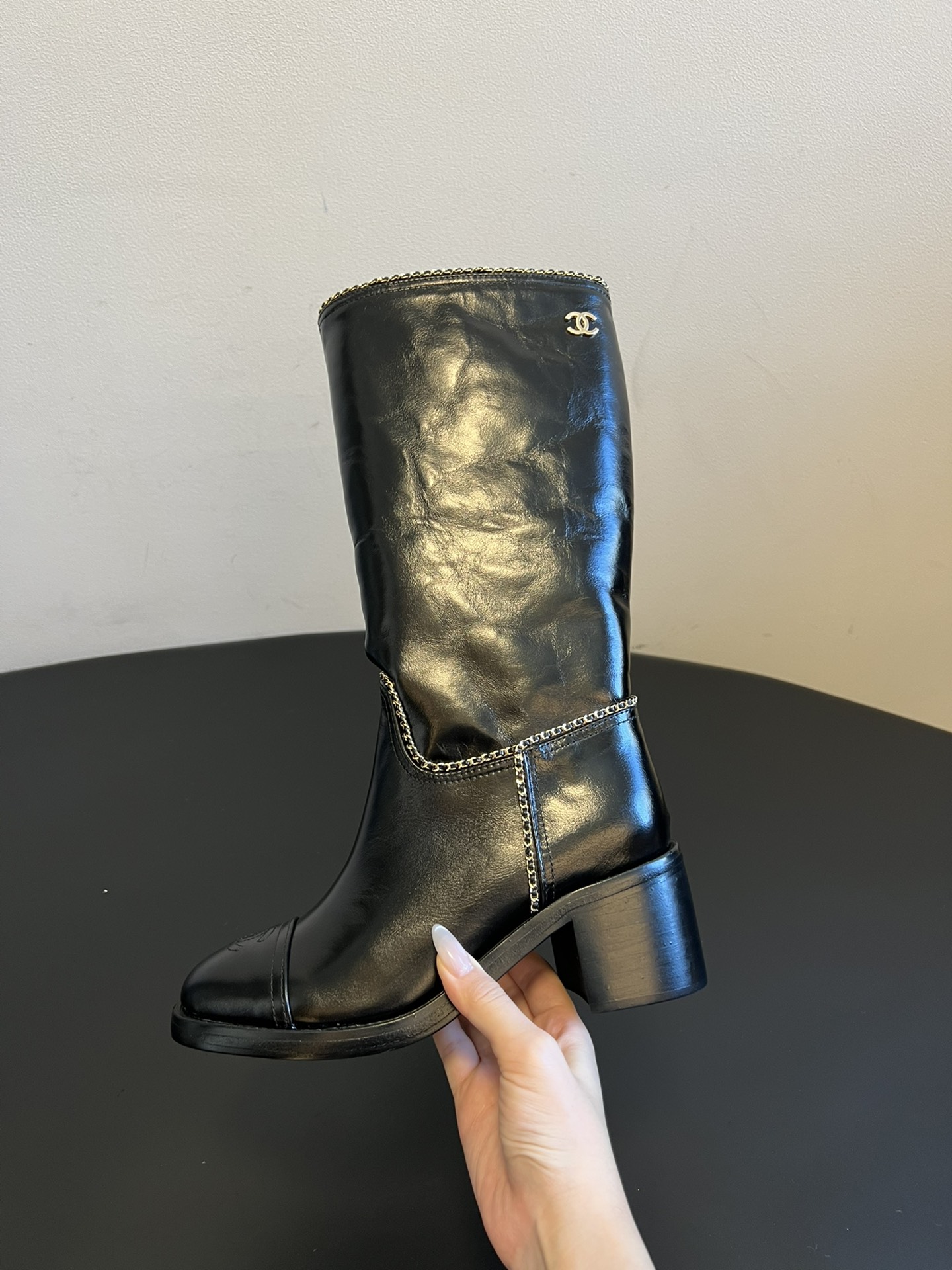 Chane* 25ss秋冬新款链条中筒靴采用弹性小羊皮+小牛漆皮的组合，既有羊皮的柔软贴合，又有漆皮的挺