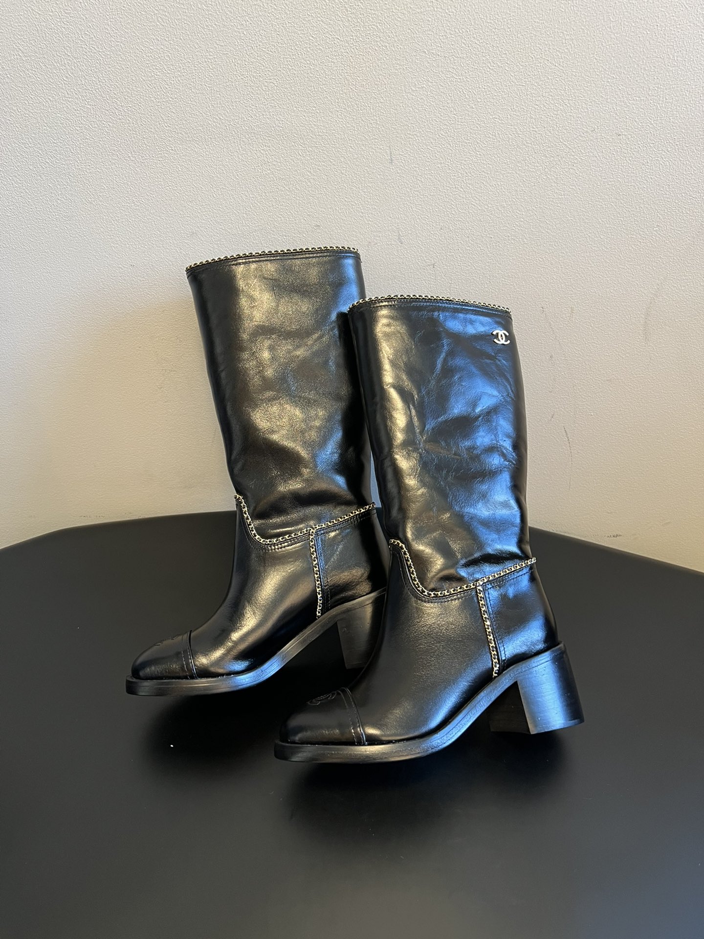 Chane* 25ss秋冬新款链条中筒靴采用弹性小羊皮+小牛漆皮的组合，既有羊皮的柔软贴合，又有漆皮的挺