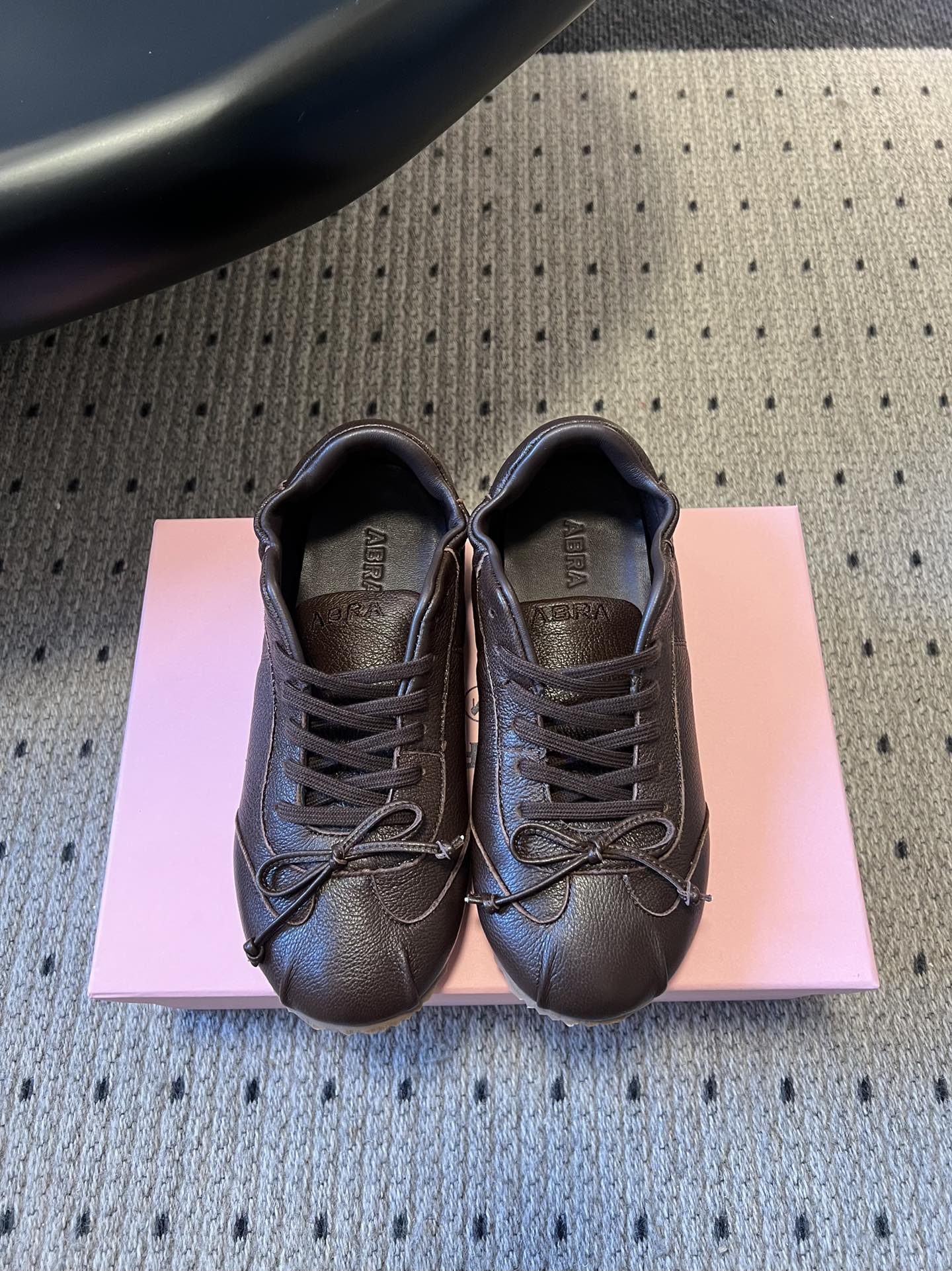 NO:614041,Abr* 25ss retro round-toe bow flat ballet-style moral training shoes combine the elegance of ballet shoes with the retro casualness of moral training shoes. They have a girlish feel without losing the relaxed feeling of the street. They are made of suede, satin, leather and other materials. The upper is stitched with texture and layering, and has the 'ABRA' brand logo.  Round toe + thin soft sole, the toe space is loose without squeezing the foot, and the heel is made of elastic elastic ring, which fits the foot shape without rubbing the foot, and the upper foot is smaller. The sole is made of lightweight rubber, so soft that it can be folded at 90°, making you walk like 'stepping on cotton', and has anti-slip texture; it has good breathability, and it is not stuffy when worn barefoot. The upper is cow suede/cowhide, the lining is wool, the outsole is rubber, and the size is increased by 2.5cm.  : 35-40 yards (customized sizes 40 are non-refundable), ballet shoes, cowhide, chamois leather19860909Abr* 25ss复古圆头蝴蝶结平底芭蕾风德训鞋 把芭蕾鞋的优雅和德训鞋的复古休闲结合,既有少女感又不失街头松弛感.采用麂皮、缎面、皮革等多种材质,鞋面拼接有纹理层次感,带“ABRA”品牌标识. 圆头+薄软鞋底,鞋头空间宽松不挤脚,后跟做了弹性松紧圈,贴合脚型且不磨脚,上脚显脚小.鞋底是轻量橡胶材质,柔软到能90°折叠,走路像“踩棉花”,同时带防滑纹路；透气性好,光脚穿也不闷脚. 鞋面牛反绒/牛皮 内里羊毛 大底橡胶大底 增高2.5cm size :35-40码（40码定制不退换）,芭蕾舞鞋,cowhide,chamois leather,Women's Shoes