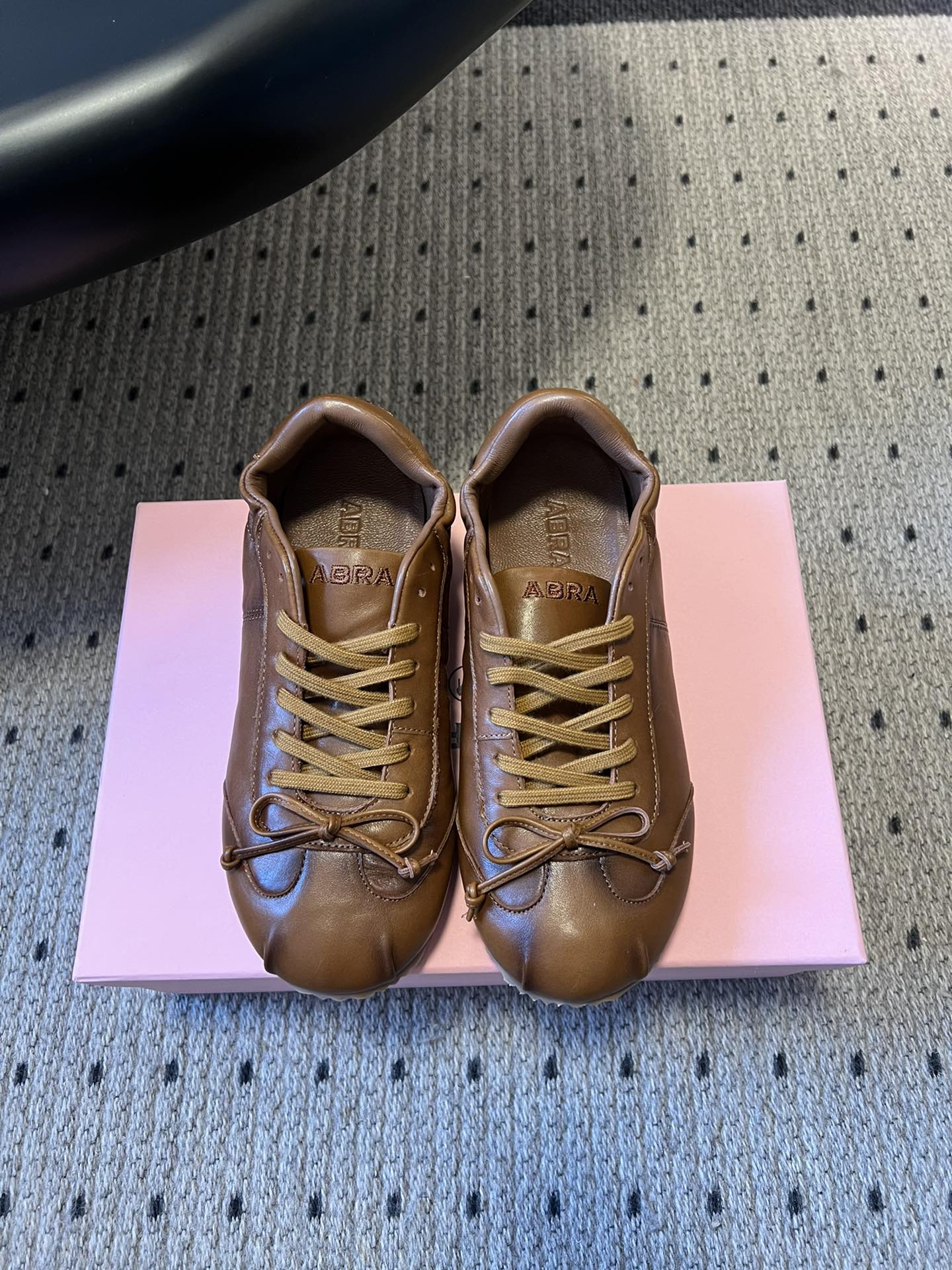 NO:614046,Abr* 25ss retro round-toe bow flat ballet-style moral training shoes combine the elegance of ballet shoes with the retro casualness of moral training shoes. They have a girlish feel without losing the relaxed feeling of the street. They are made of suede, satin, leather and other materials. The upper is stitched with texture and layering, and has the 'ABRA' brand logo.  Round toe + thin soft sole, the toe space is loose without squeezing the foot, and the heel is made of elastic elastic ring, which fits the foot shape without rubbing the foot, and the upper foot is smaller. The sole is made of lightweight rubber, so soft that it can be folded at 90°, making you walk like 'stepping on cotton', and has anti-slip texture; it has good breathability, and it is not stuffy when worn barefoot. The upper is cow suede/cowhide, the lining is wool, the outsole is rubber, and the size is increased by 2.5cm.  : 35-40 yards (customized sizes 40 are non-refundable), ballet shoes, cowhide, chamois leather19860909Abr* 25ss复古圆头蝴蝶结平底芭蕾风德训鞋 把芭蕾鞋的优雅和德训鞋的复古休闲结合,既有少女感又不失街头松弛感.采用麂皮、缎面、皮革等多种材质,鞋面拼接有纹理层次感,带“ABRA”品牌标识. 圆头+薄软鞋底,鞋头空间宽松不挤脚,后跟做了弹性松紧圈,贴合脚型且不磨脚,上脚显脚小.鞋底是轻量橡胶材质,柔软到能90°折叠,走路像“踩棉花”,同时带防滑纹路；透气性好,光脚穿也不闷脚. 鞋面牛反绒/牛皮 内里羊毛 大底橡胶大底 增高2.5cm size :35-40码（40码定制不退换）,芭蕾舞鞋,cowhide,chamois leather,Women's Shoes