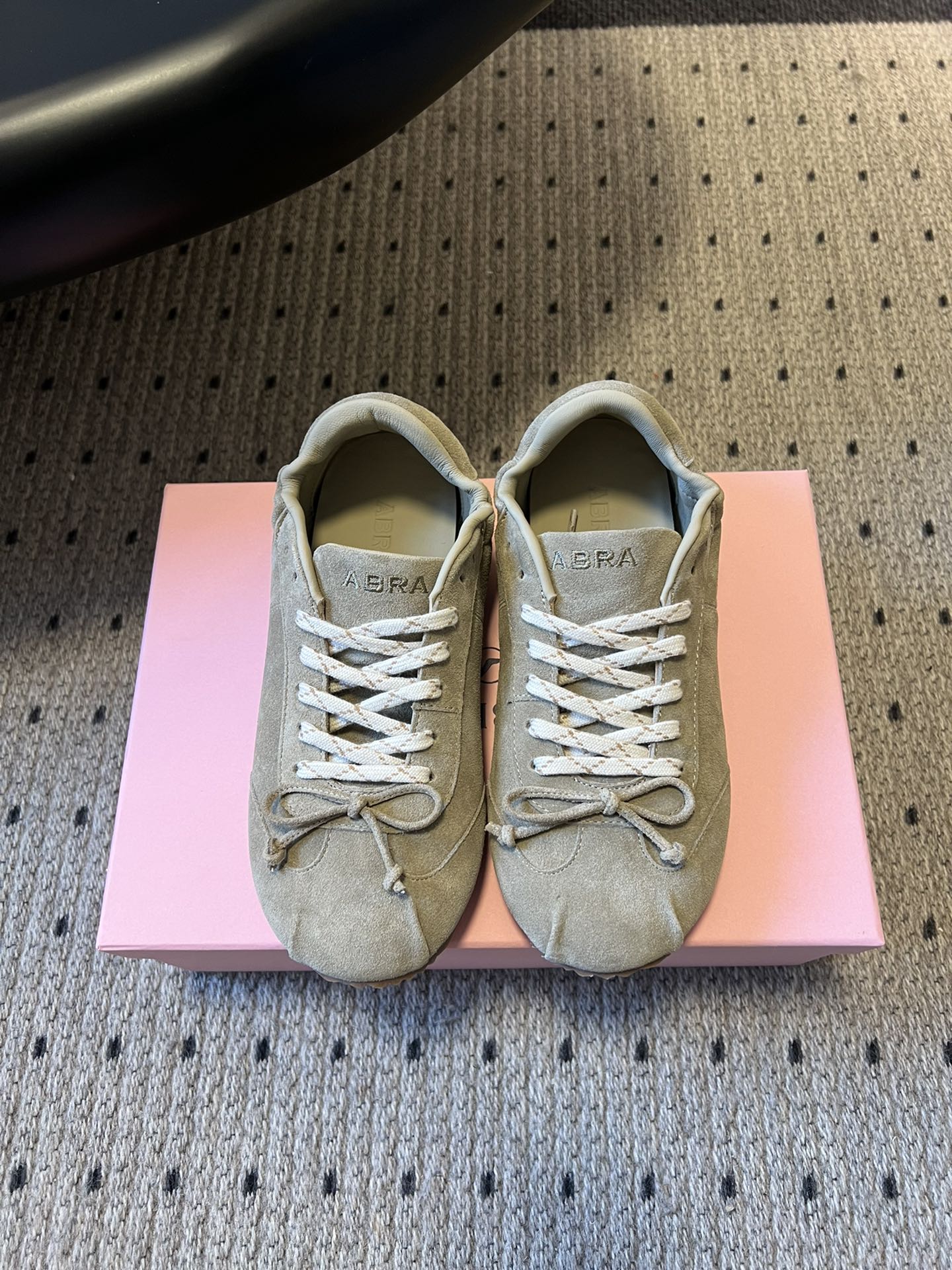 NO:614051,Abr* 25ss retro round-toe bow flat ballet-style moral training shoes combine the elegance of ballet shoes with the retro casualness of moral training shoes. They have a girlish feel without losing the relaxed feeling of the street. They are made of suede, satin, leather and other materials. The upper is stitched with texture and layering, and has the 'ABRA' brand logo.  Round toe + thin soft sole, the toe space is loose without squeezing the foot, and the heel is made of elastic elastic ring, which fits the foot shape without rubbing the foot, and the upper foot is smaller. The sole is made of lightweight rubber, so soft that it can be folded at 90°, making you walk like 'stepping on cotton', and has anti-slip texture; it has good breathability, and it is not stuffy when worn barefoot. The upper is cow suede/cowhide, the lining is wool, the outsole is rubber, and the size is increased by 2.5cm.  : 35-40 yards (customized sizes 40 are non-refundable), ballet shoes, cowhide, chamois leather19860909Abr* 25ss复古圆头蝴蝶结平底芭蕾风德训鞋 把芭蕾鞋的优雅和德训鞋的复古休闲结合,既有少女感又不失街头松弛感.采用麂皮、缎面、皮革等多种材质,鞋面拼接有纹理层次感,带“ABRA”品牌标识. 圆头+薄软鞋底,鞋头空间宽松不挤脚,后跟做了弹性松紧圈,贴合脚型且不磨脚,上脚显脚小.鞋底是轻量橡胶材质,柔软到能90°折叠,走路像“踩棉花”,同时带防滑纹路；透气性好,光脚穿也不闷脚. 鞋面牛反绒/牛皮 内里羊毛 大底橡胶大底 增高2.5cm size :35-40码（40码定制不退换）,芭蕾舞鞋,cowhide,chamois leather,Women's Shoes