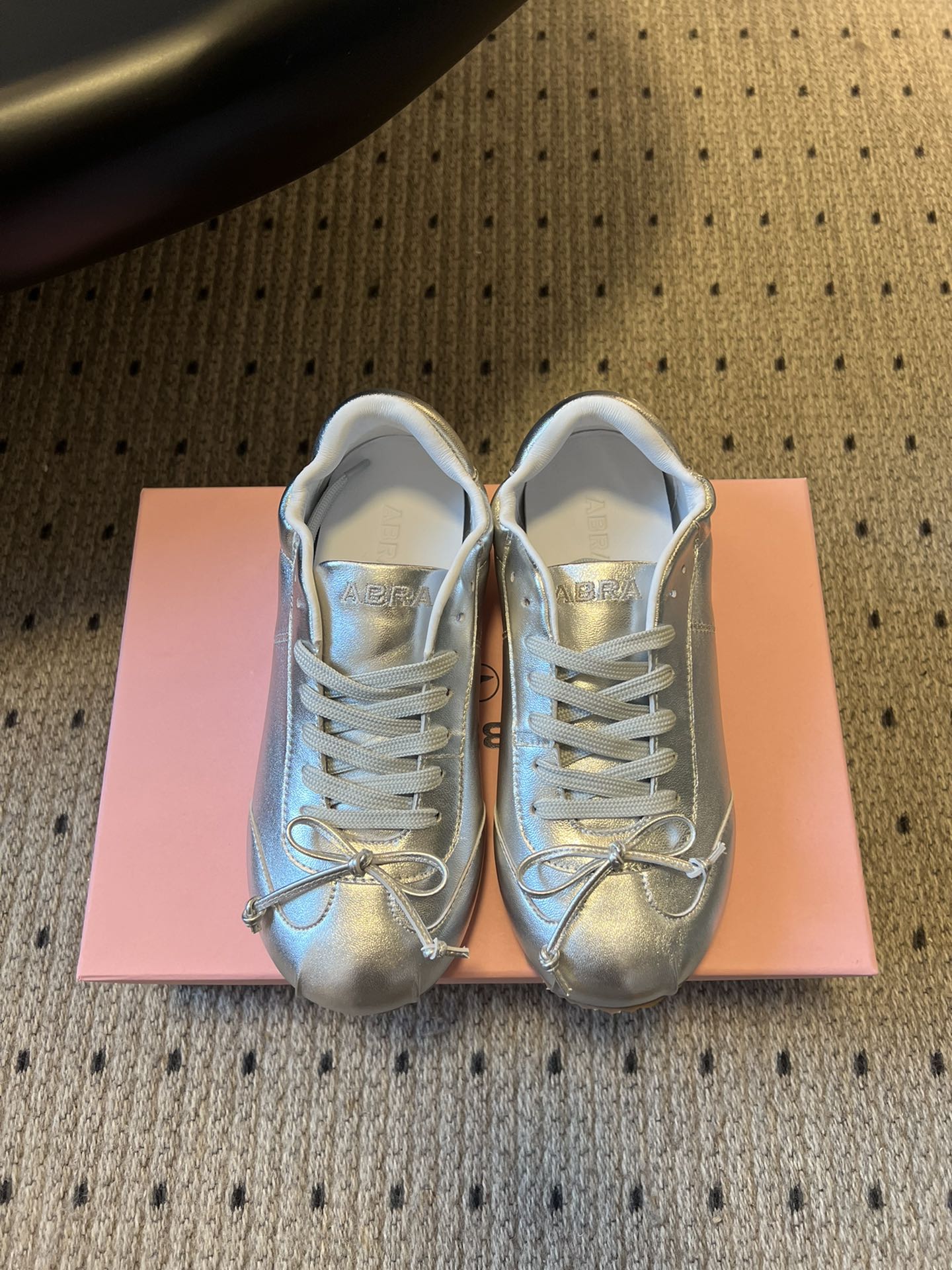 NO:611886,Abr* 25ss retro round-toe bow flat ballet-style moral training shoes combine the elegance of ballet shoes with the retro casualness of moral training shoes. They have a girlish feel without losing the relaxed feeling of the street. They are made of suede, satin, leather and other materials. The upper is stitched with texture and layering, and has the 'ABRA' brand logo.  Round toe + thin soft sole, the toe space is loose without squeezing the foot, and the heel is made of elastic elastic ring, which fits the foot shape without rubbing the foot, and the upper foot is smaller. The sole is made of lightweight rubber, so soft that it can be folded at 90°, making you walk like 'stepping on cotton', and has anti-slip texture; it has good breathability, and it is not stuffy when worn barefoot. The upper is cow suede/cowhide, the lining is wool, the outsole is rubber, and the size is increased by 2.5cm.  : 35-40 yards (customized sizes 40 are non-refundable), ballet shoes, cowhide, chamois leather19860909Abr* 25ss复古圆头蝴蝶结平底芭蕾风德训鞋 把芭蕾鞋的优雅和德训鞋的复古休闲结合,既有少女感又不失街头松弛感.采用麂皮、缎面、皮革等多种材质,鞋面拼接有纹理层次感,带“ABRA”品牌标识. 圆头+薄软鞋底,鞋头空间宽松不挤脚,后跟做了弹性松紧圈,贴合脚型且不磨脚,上脚显脚小.鞋底是轻量橡胶材质,柔软到能90°折叠,走路像“踩棉花”,同时带防滑纹路；透气性好,光脚穿也不闷脚. 鞋面牛反绒/牛皮 内里羊毛 大底橡胶大底 增高2.5cm size :35-40码（40码定制不退换）,芭蕾舞鞋,cowhide,chamois leather,Women's Shoes