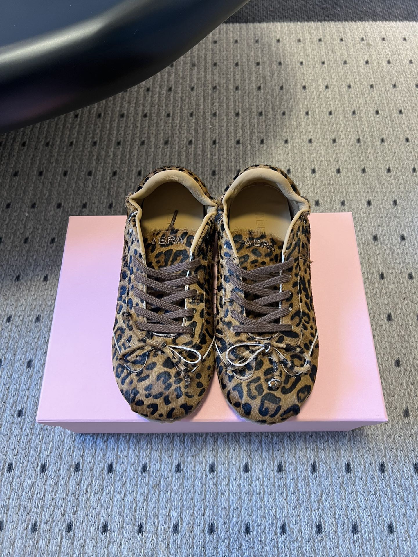 NO:614056,Abr* 25ss retro round-toe bow flat ballet-style moral training shoes combine the elegance of ballet shoes with the retro casualness of moral training shoes. They have a girlish feel without losing the relaxed feeling of the street. They are made of suede, satin, leather and other materials. The upper is stitched with texture and layering, and has the 'ABRA' brand logo.  Round toe + thin soft sole, the toe space is loose without squeezing the foot, and the heel is made of elastic elastic ring, which fits the foot shape without rubbing the foot, and the upper foot is smaller. The sole is made of lightweight rubber, so soft that it can be folded at 90°, making walking like 'stepping on cotton', and has anti-slip texture; it has good breathability, and it is not stuffy when worn barefoot. The upper is cow suede/cowhide, and the lining is wool. Outsole Rubber outsole **2.5cm size  : 35-40 yards (customized sizes 40 are non-refundable), ballet shoes, cowhide, chamois leather19860909Abr* 25ss复古圆头蝴蝶结平底芭蕾风德训鞋 把芭蕾鞋的优雅和德训鞋的复古休闲结合,既有少女感又不失街头松弛感.采用麂皮、缎面、皮革等多种材质,鞋面拼接有纹理层次感,带“ABRA”品牌标识. 圆头+薄软鞋底,鞋头空间宽松不挤脚,后跟做了弹性松紧圈,贴合脚型且不磨脚,上脚显脚小.鞋底是轻量橡胶材质,柔软到能90°折叠,走路像“踩棉花”,同时带防滑纹路；透气性好,光脚穿也不闷脚. 鞋面牛反绒/牛皮 内里羊毛 大底橡胶大底 **2.5cm size :35-40码（40码定制不退换）,芭蕾舞鞋,cowhide,chamois leather,Women's Shoes