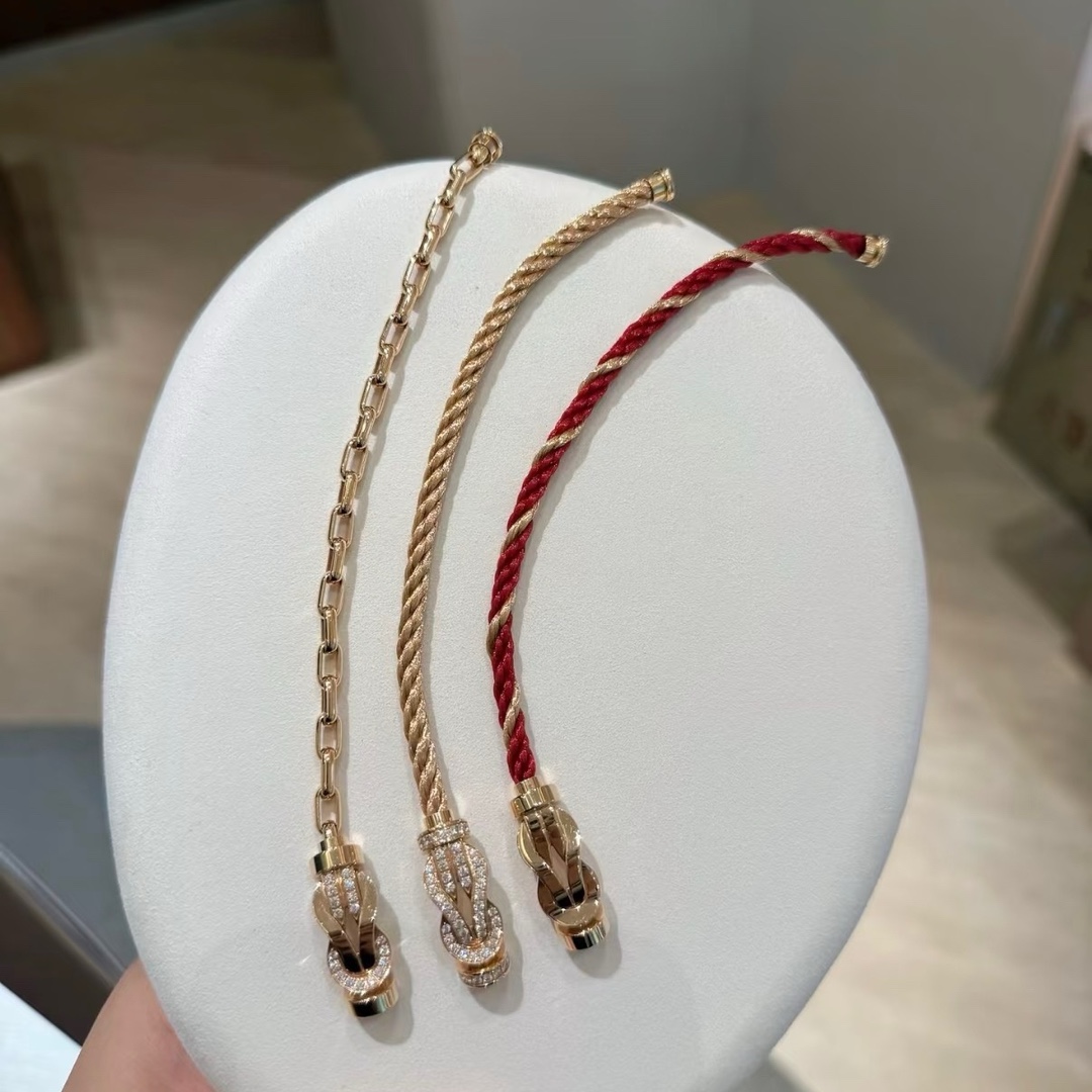 💥新品发布❤火爆🎉钢丝费雷德 Fred斐登满钻、半钻、无钻马蹄扣中性款高品质黑色钢丝绳手链手镯！本命绳👉🏻大牌 时尚 精致💠FORCE 系列手链⭐高端定制～亚金微电镀18k金工艺 精工马蹄扣头手镯！上手效果非常百搭💍 网红达人 时尚一族必备单品 玫瑰金、黄金、银色扣头😘男女情侣款两个码数：17/19cm