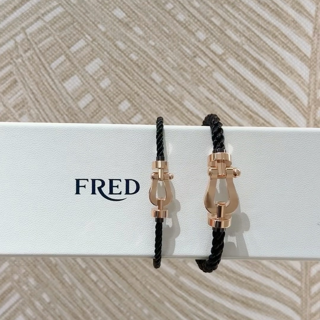 💥新品发布❤火爆🎉钢丝费雷德 Fred斐登满钻、半钻、无钻马蹄扣中性款高品质黑色钢丝绳手链手镯！本命绳👉🏻大牌 时尚 精致💠FORCE 系列手链⭐高端定制～亚金微电镀18k金工艺 精工马蹄扣头手镯！上手效果非常百搭💍 网红达人 时尚一族必备单品 玫瑰金、黄金、银色扣头😘男女情侣款两个码数：17/19cm