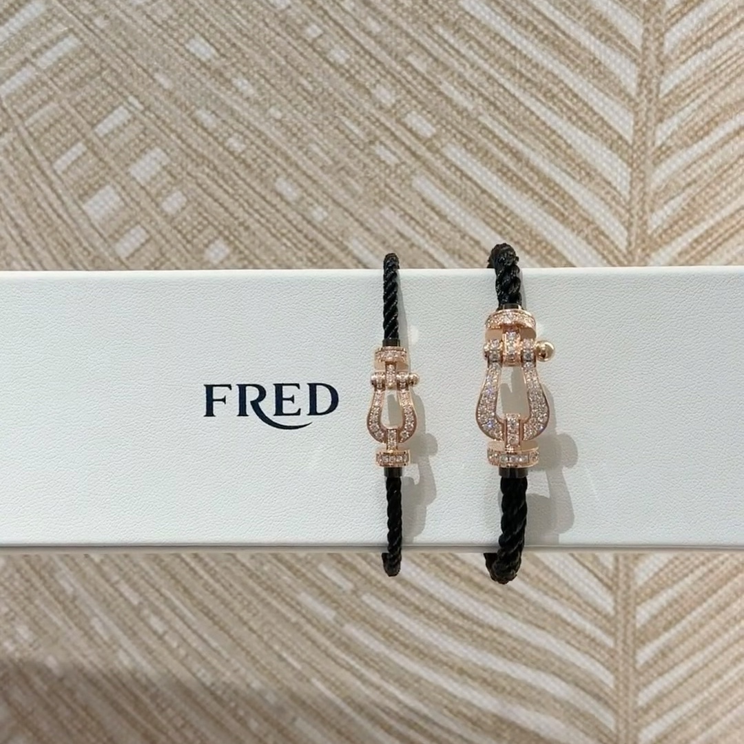 💥新品发布❤火爆🎉钢丝费雷德 Fred斐登满钻、半钻、无钻马蹄扣中性款高品质黑色钢丝绳手链手镯！本命绳👉🏻大牌 时尚 精致💠FORCE 系列手链⭐高端定制～亚金微电镀18k金工艺 精工马蹄扣头手镯！上手效果非常百搭💍 网红达人 时尚一族必备单品 玫瑰金、黄金、银色扣头😘男女情侣款两个码数：17/19cm