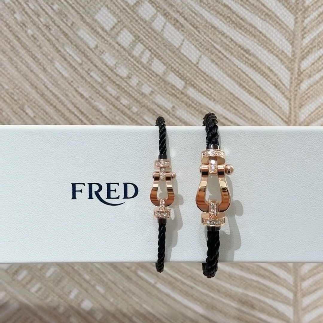 💥新品发布❤火爆🎉钢丝费雷德 Fred斐登满钻、半钻、无钻马蹄扣中性款高品质黑色钢丝绳手链手镯！本命绳👉🏻大牌 时尚 精致💠FORCE 系列手链⭐高端定制～亚金微电镀18k金工艺 精工马蹄扣头手镯！上手效果非常百搭💍 网红达人 时尚一族必备单品 玫瑰金、黄金、银色扣头😘男女情侣款两个码数：17/19cm