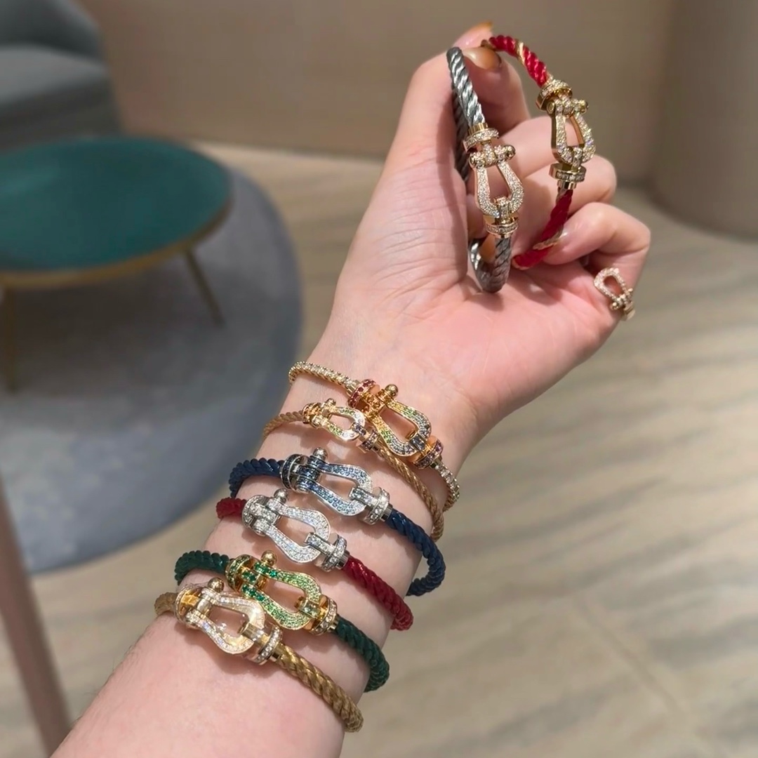 💥新品发布❤火爆🎉钢丝费雷德 Fred斐登满钻、半钻、无钻马蹄扣中性款高品质黑色钢丝绳手链手镯！本命绳👉🏻大牌 时尚 精致💠FORCE 系列手链⭐高端定制～亚金微电镀18k金工艺 精工马蹄扣头手镯！上手效果非常百搭💍 网红达人 时尚一族必备单品 玫瑰金、黄金、银色扣头😘男女情侣款两个码数：17/19cm