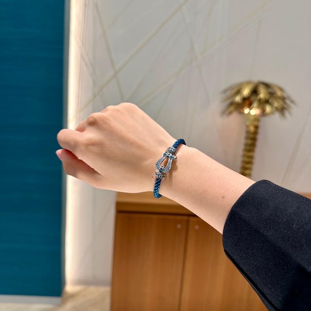 💥新品发布❤火爆🎉钢丝费雷德 Fred斐登满钻、半钻、无钻马蹄扣中性款高品质黑色钢丝绳手链手镯！本命绳👉🏻大牌 时尚 精致💠FORCE 系列手链⭐高端定制～亚金微电镀18k金工艺 精工马蹄扣头手镯！上手效果非常百搭💍 网红达人 时尚一族必备单品 玫瑰金、黄金、银色扣头😘男女情侣款两个码数：17/19cm